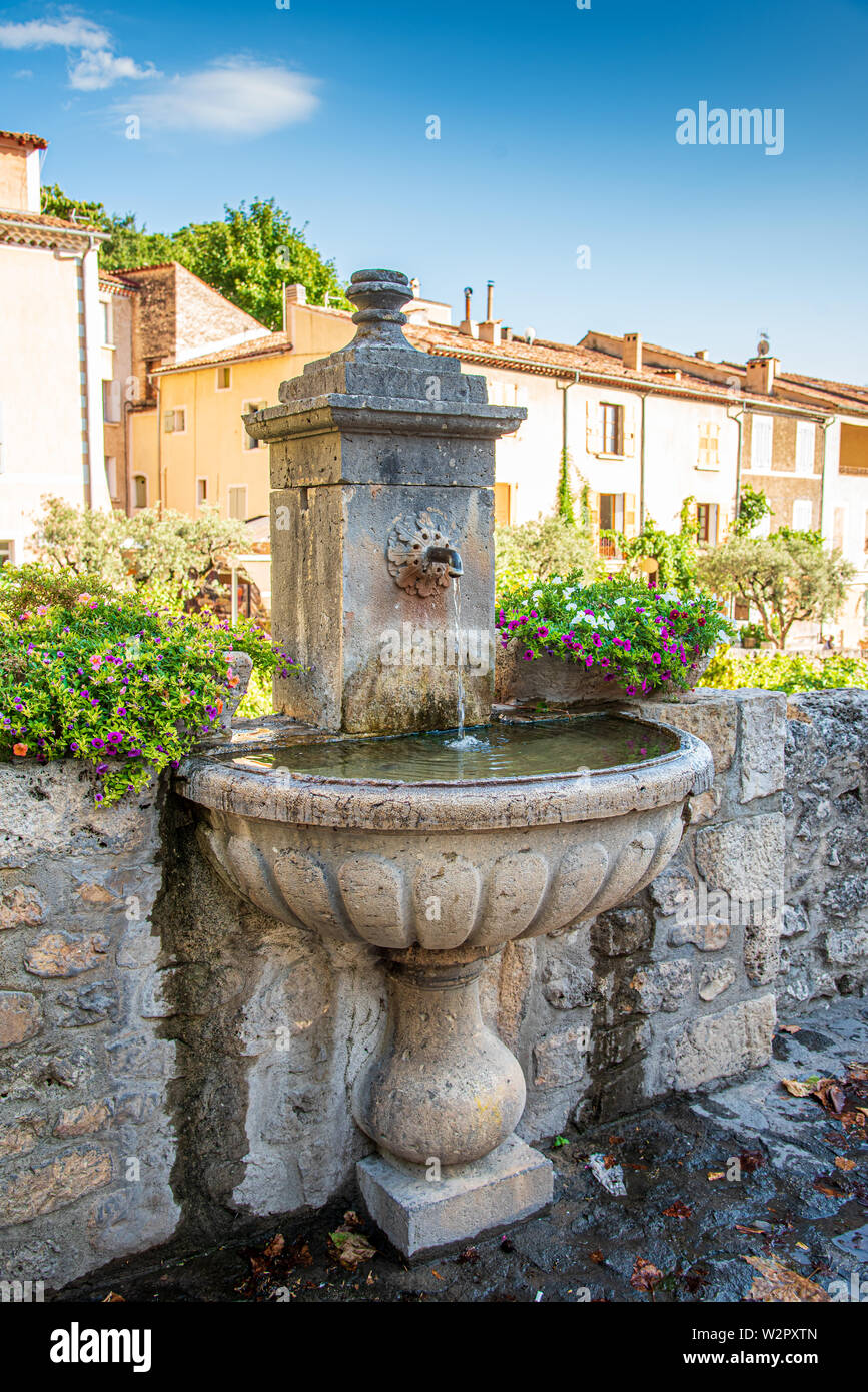 Alte Brunnen im Süden Frankreichs Stockfoto