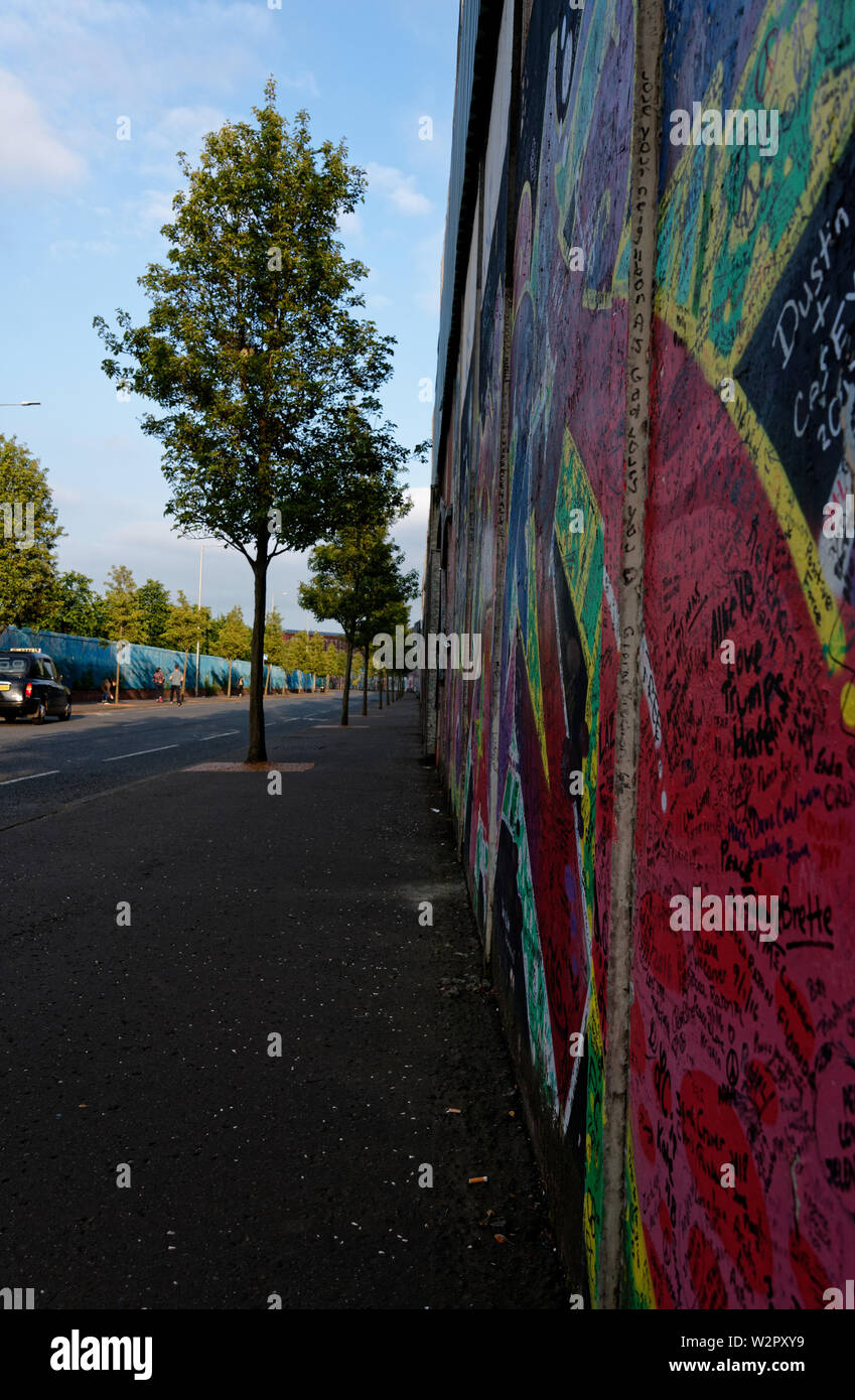 Internationalen Frieden Wand, Cupar Weg, West Belfast, Nordirland, Vereinigtes Königreich Stockfoto