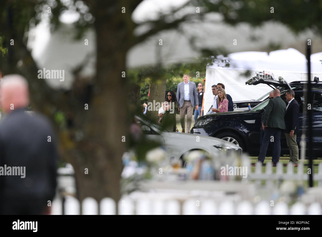 Die Herzogin von Sussex Holding ihr Sohn Archie, wie sie die King Power Royal Charity Polo Tag an billingbear Polo Club, Wokingham, Berkshire besuchen. Stockfoto