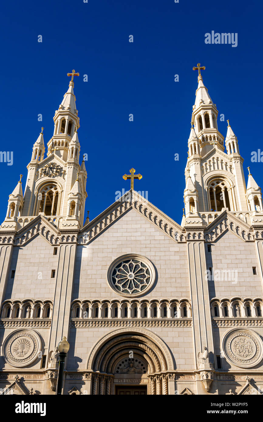 Die äußere Fassade der Katholischen Kirche der Heiligen Petrus und Paulus in San Francisco's North Beach Gegend Stockfoto