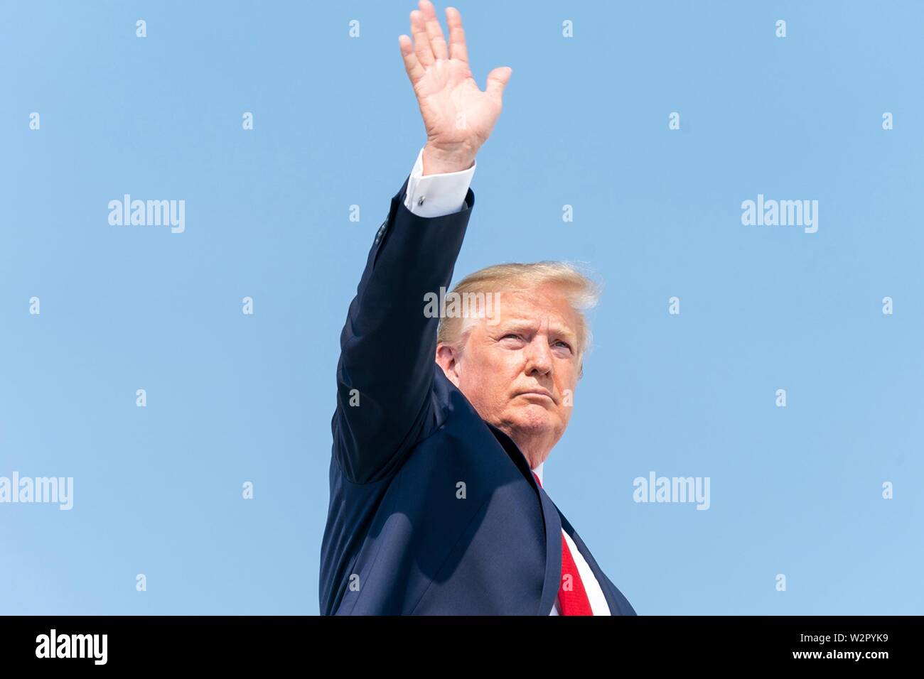Us-Präsident Donald Trump Wellen, als er Boards Air Force One im Morristown Municipal Airport Juli 7, 2019 in Morristown, New Jersey. Trump verbrachte das Wochenende Golf an seinem Country Club in Bedminster. Stockfoto
