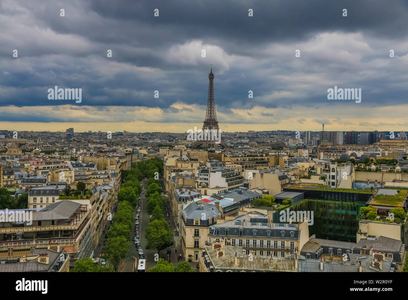 Panoramablick auf das Luftbild von Paris mit der berühmten Eiffelturm in der Mitte und die Avenue d'Iéna, die zu den Trocadéro an einem bewölkten Tag. Stockfoto