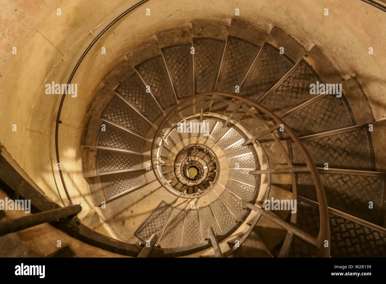 Interessantes Bild der Wendeltreppe am Arc de Triomphe, wie einer logarithmischen Spirale einer Meeresschnecke und bestimmter Schnecken. Eine Spirale... Stockfoto