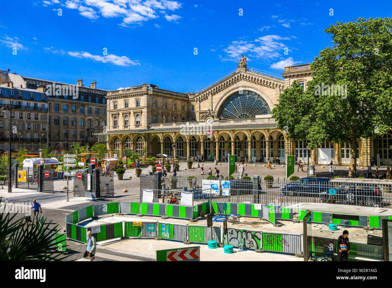 Tolle Aussicht auf den Bahnhof "Gare de l'Est oder Paris-Est mit einer Baustelle vor. Die Menschen sind zu Fuß von der Station auf einem... Stockfoto