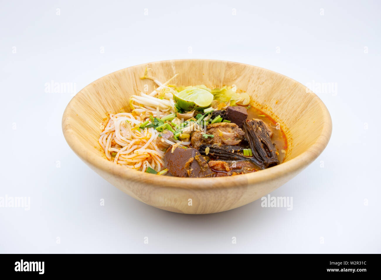 Kanom Jeen Nam Ngeaw, Northern Thai Curry Noddle Suppe mit Schweinefleisch und Thai würzige Nudelsuppe mit Schweinefleisch, Thailändisch, traditionelles Essen, nördlichen Stil Stockfoto