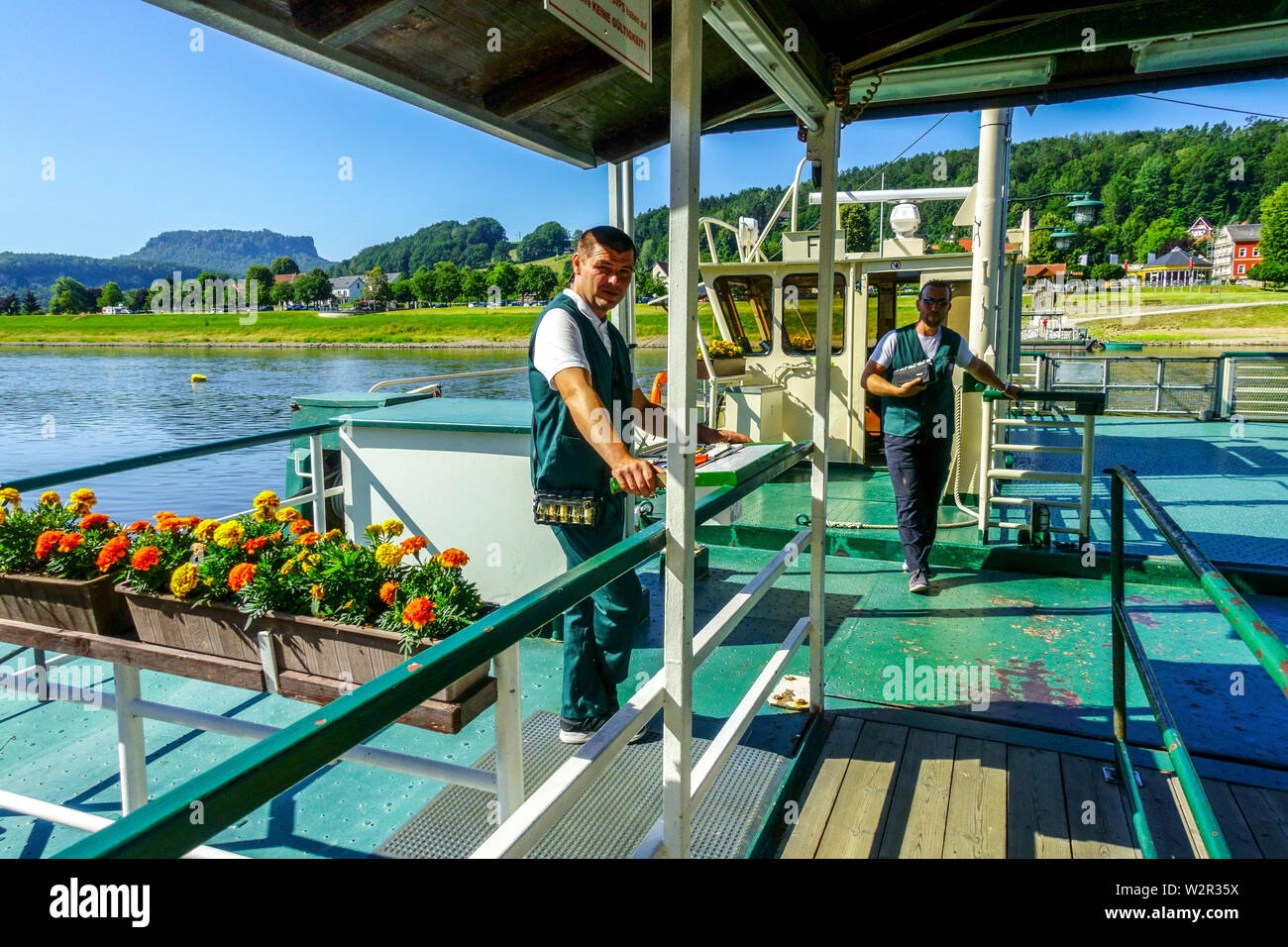 Fährschiff-Crew auf der Elbe, Sächsische Schweiz Boot Rathen Deutschland Europa Stockfoto