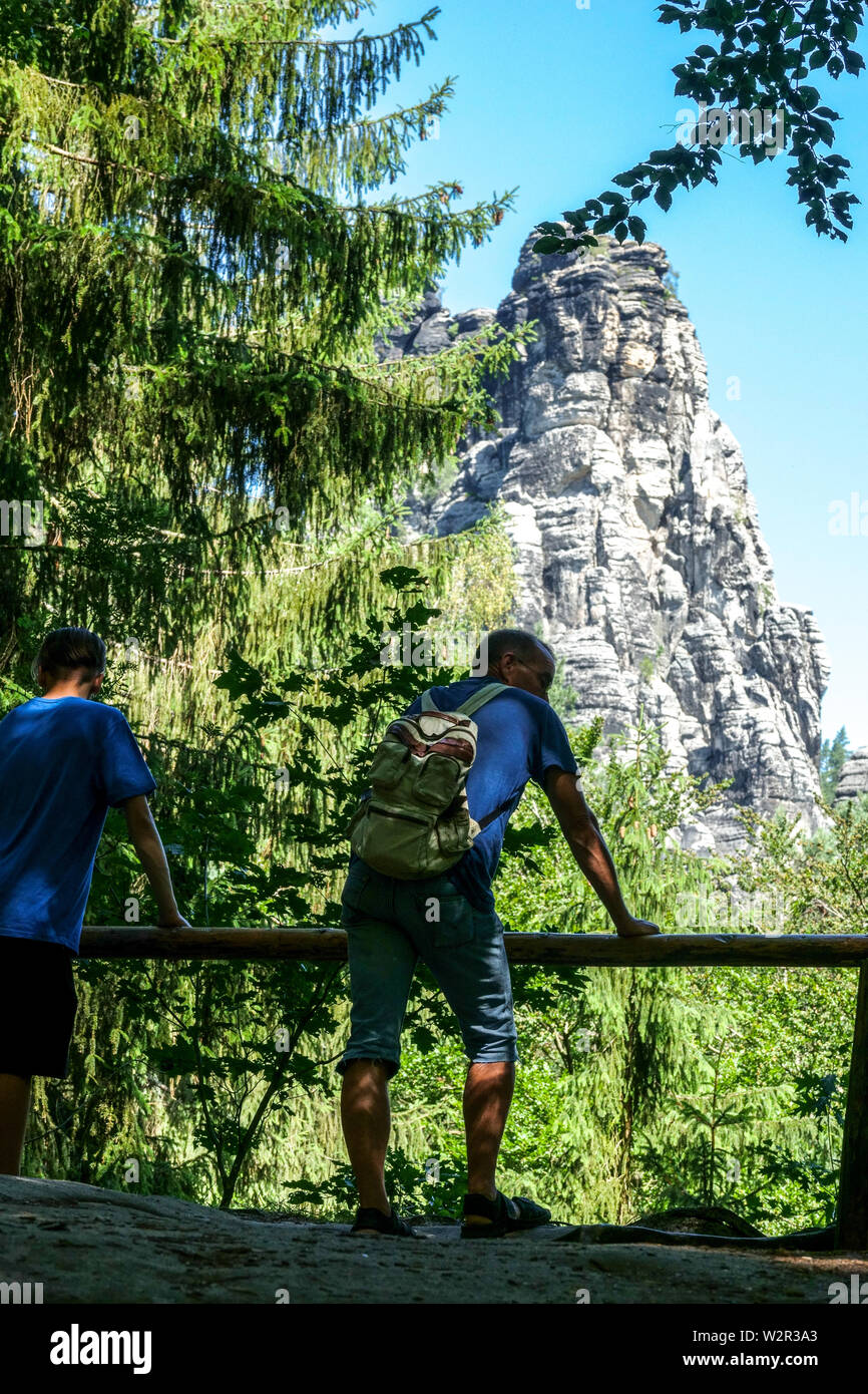 Zwei Wanderer in der Sächsischen Schweiz Blick auf Sandstein Deutschland Europa Stockfoto