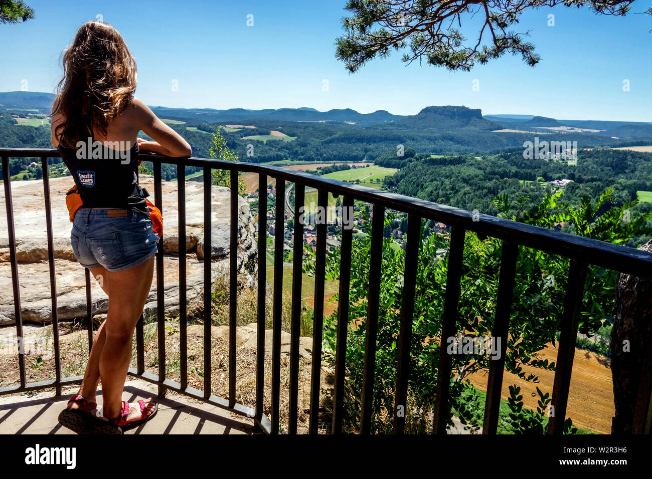 Teenager Mädchen allein Rückansicht auf den Aussichtspunkt Bastei, Sächsische Schweiz Nationalpark Deutschland Europa Sommer Stockfoto