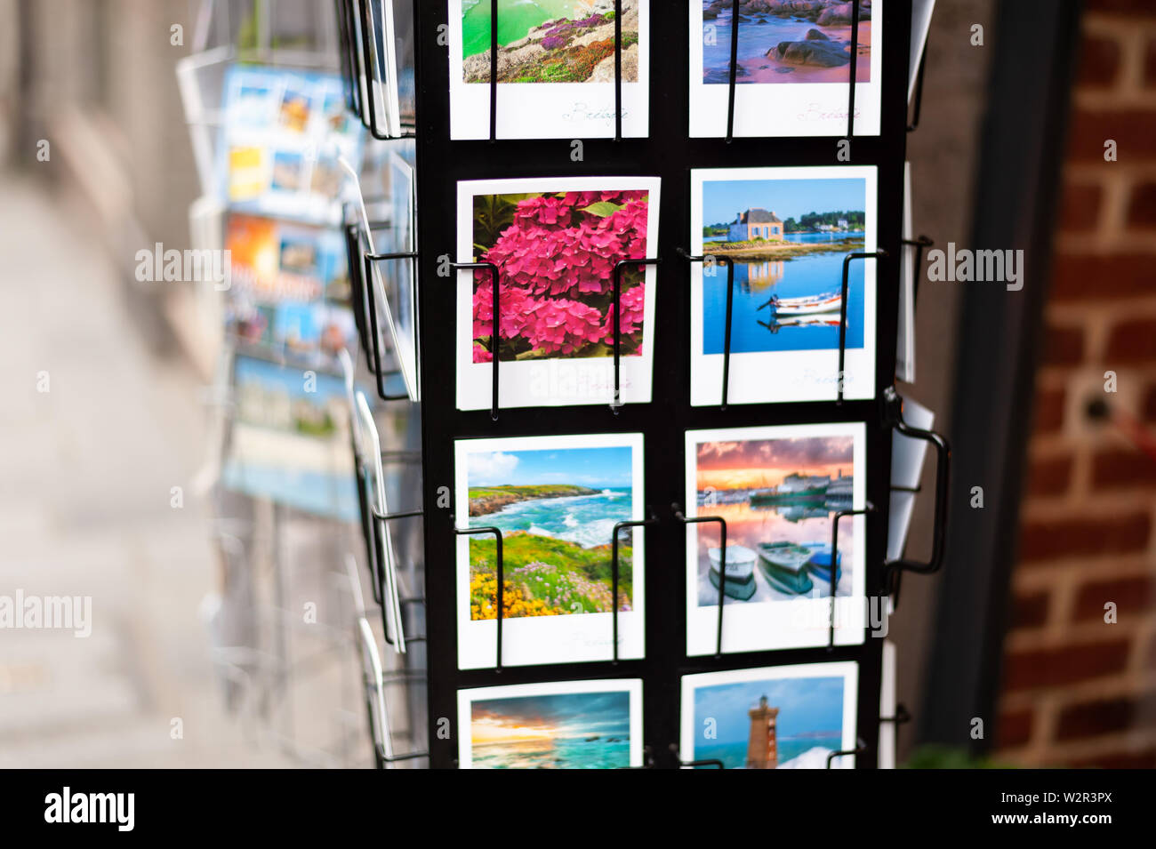 Farbenfrohe Bilder und Postkarten in einem Geschäft in Saint Malo. Stockfoto