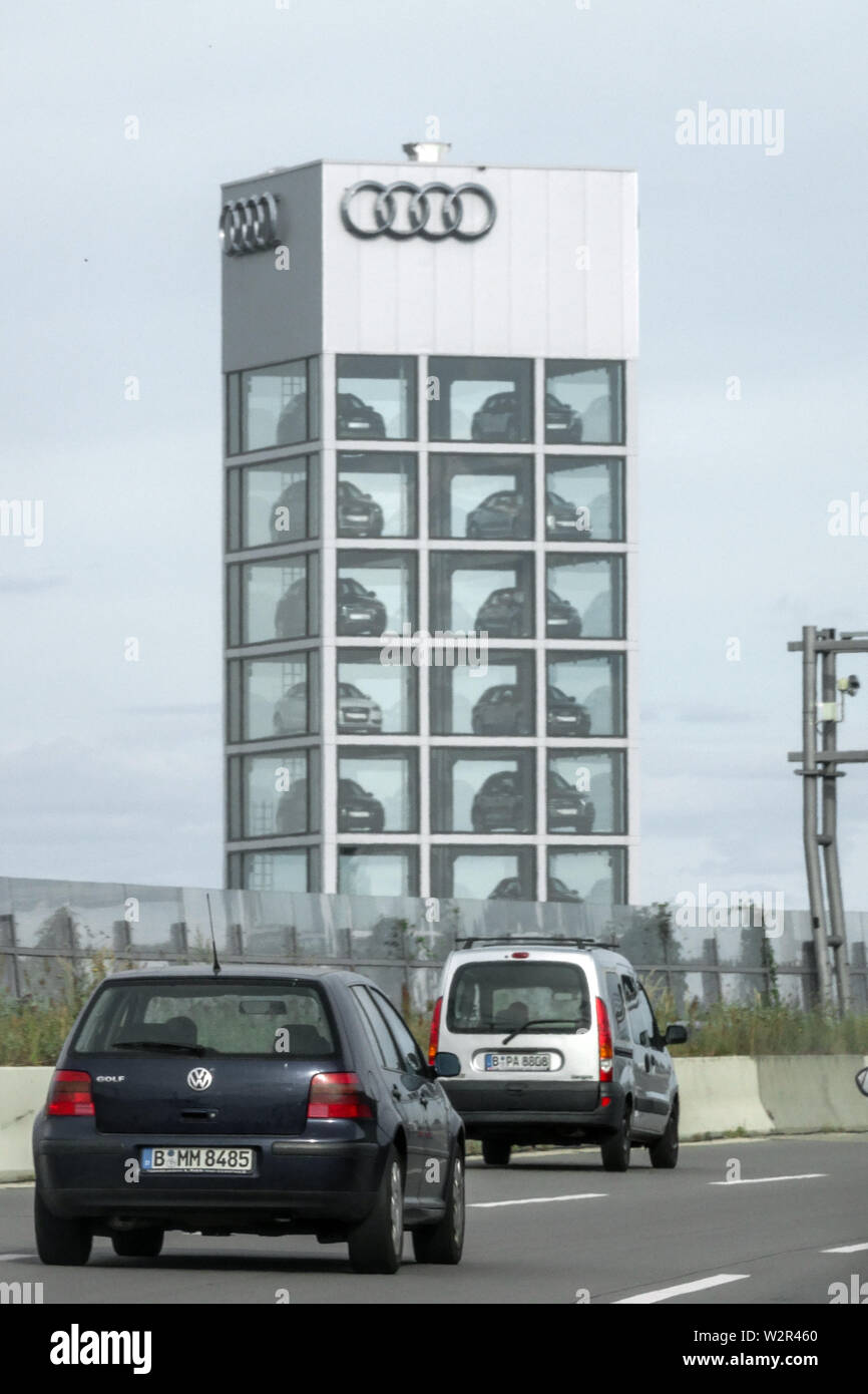 Berlin Audi Logo, Gebäude an der Autobahn, Deutschland Stockfoto