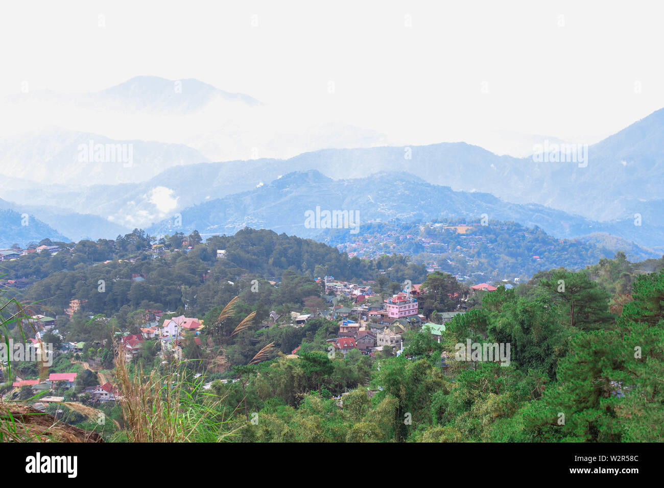 Eine Ansicht von Baguio, Philippinen aus Bergwerken View Park Stockfoto