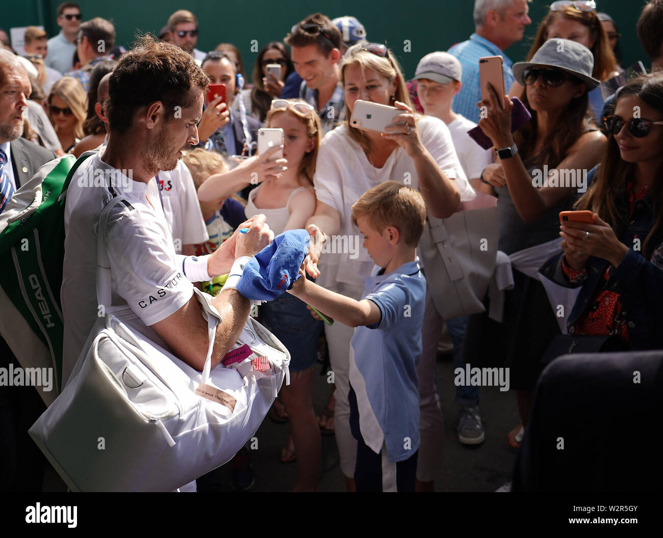 Andy Murray Blätter Hof 12, nachdem er seinen gemischten Spiel am Tag neun der Wimbledon Championships in der All England Lawn Tennis und Croquet Club, London verdoppelt. Stockfoto