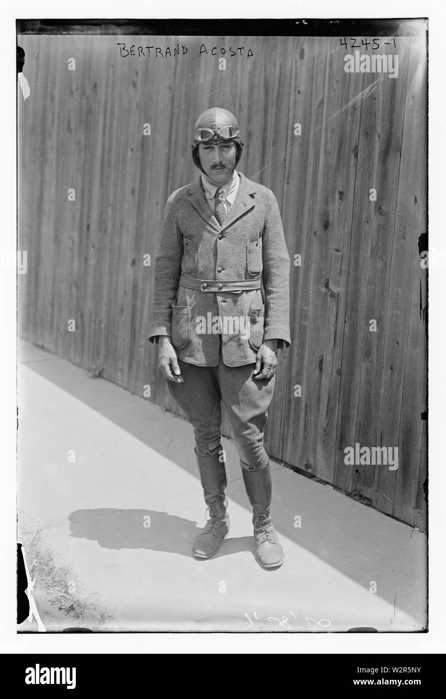 Bertrand Blanchard Acosta in Reithosen und Schutzbrille in Mineola, New York 1917 Stockfoto