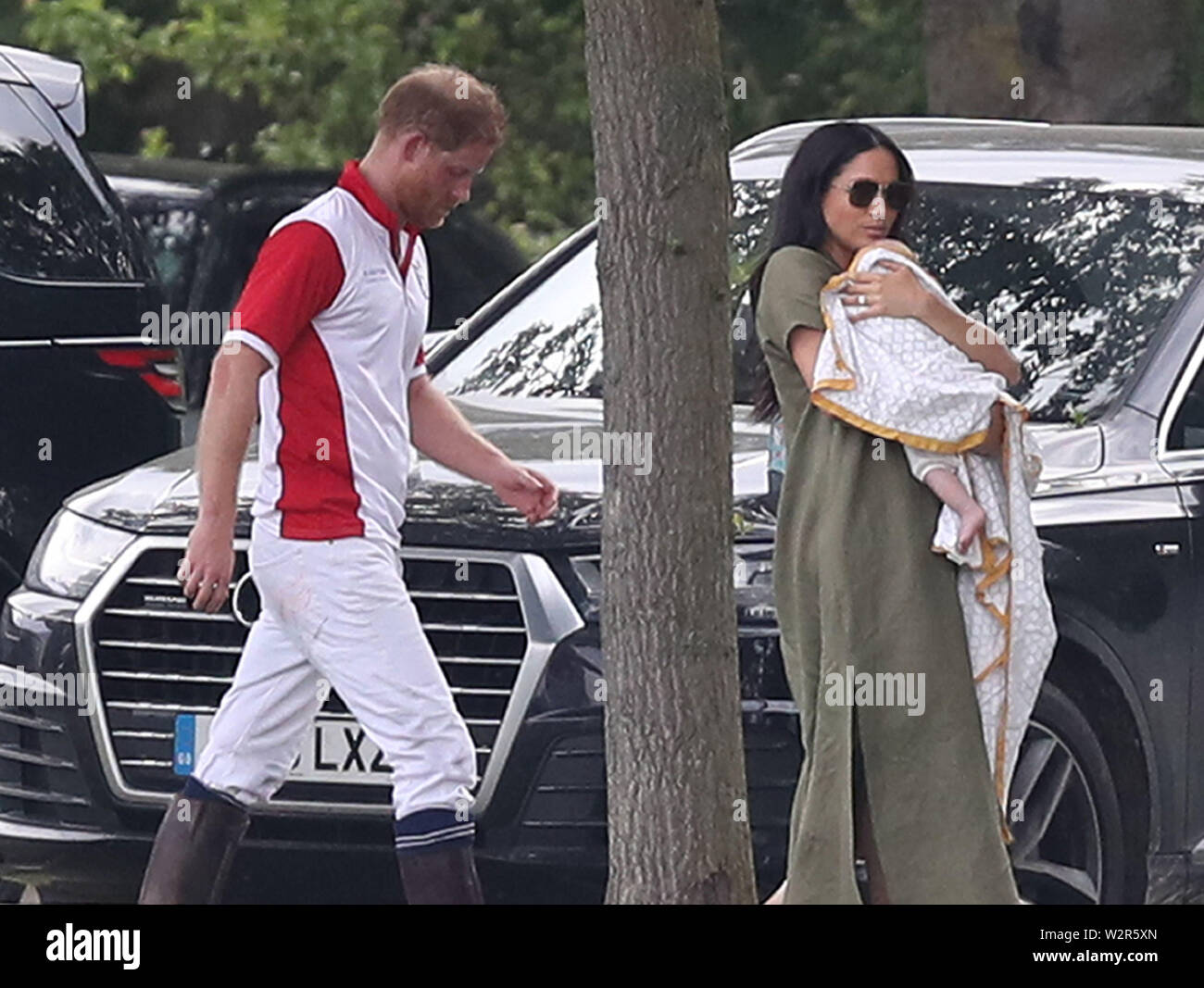 Der Herzog und die Herzogin von Sussex mit ihrem Sohn Archie, wie sie die King Power Royal Charity Polo Tag an billingbear Polo Club, Wokingham, Berkshire. Stockfoto