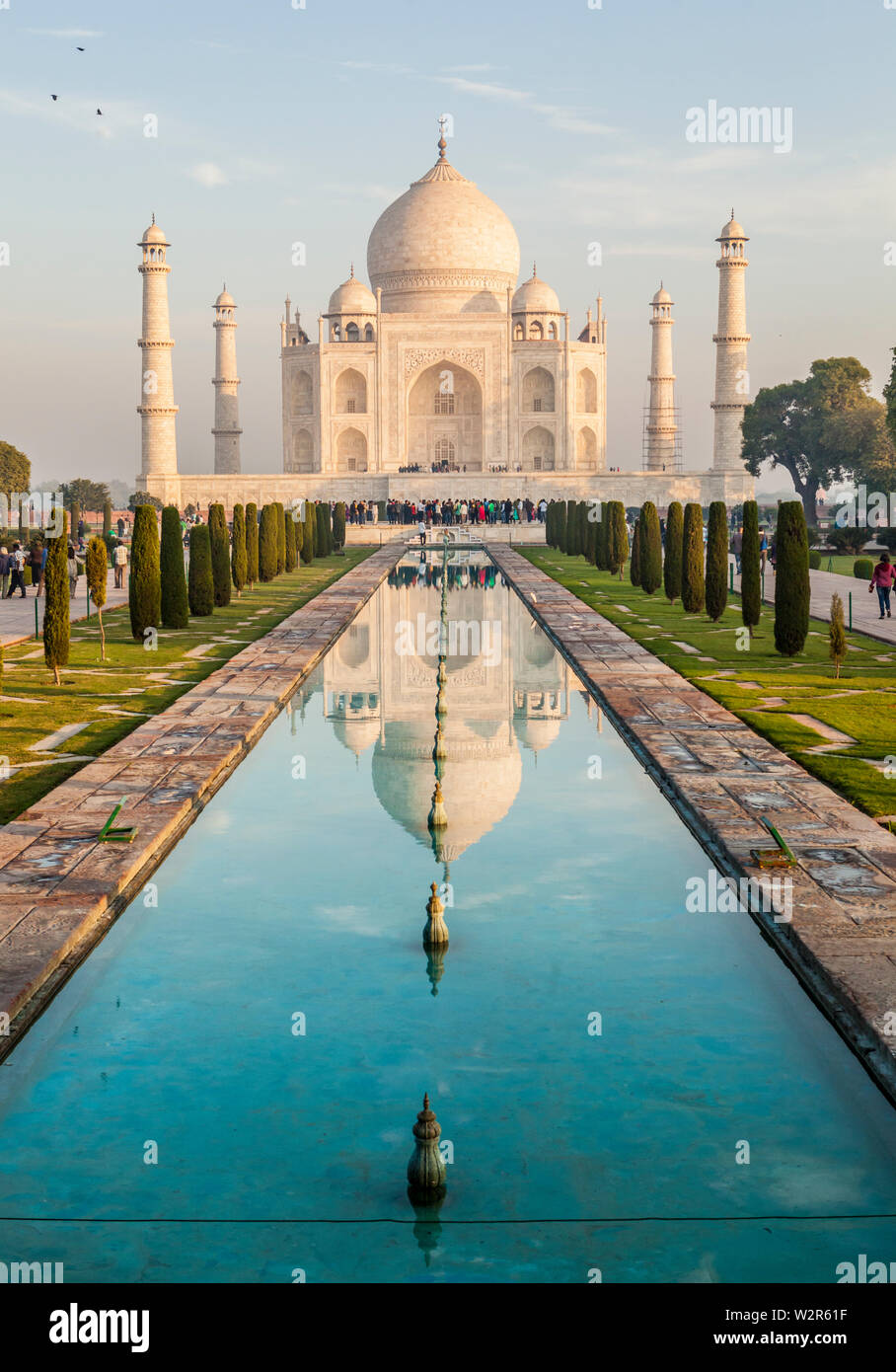 Das Taj Mahal und einen reflektierenden Pool, Agra, Uttar Pradesh, Indien. Stockfoto