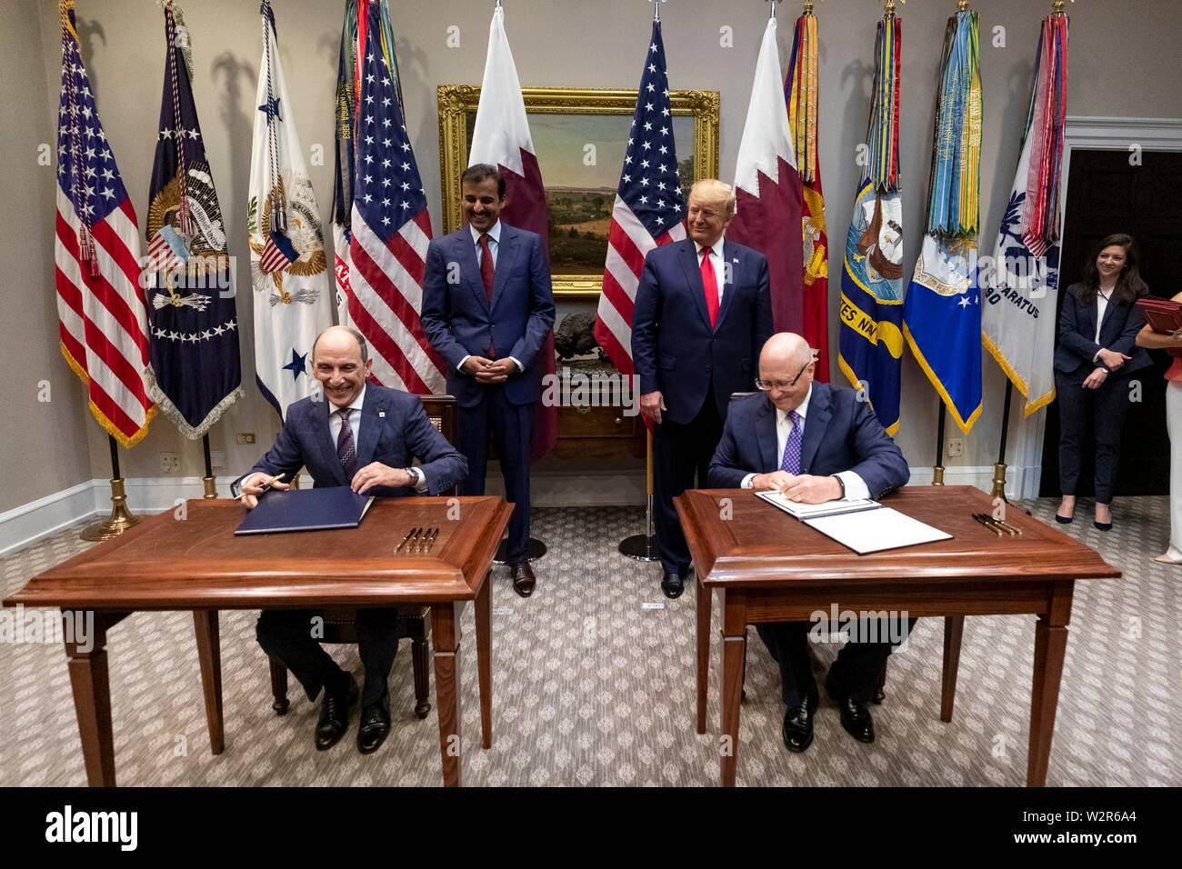 Us-Präsident Donald Trump, steht neben dem Emir von Katar, tamin Bin Hamad Al Thani, wie sie die Unterzeichnung einer kommerziellen Vereinbarung im Roosevelt Raum des Weißen Hauses Juli 9, 2019 in Washington, DC. Stockfoto