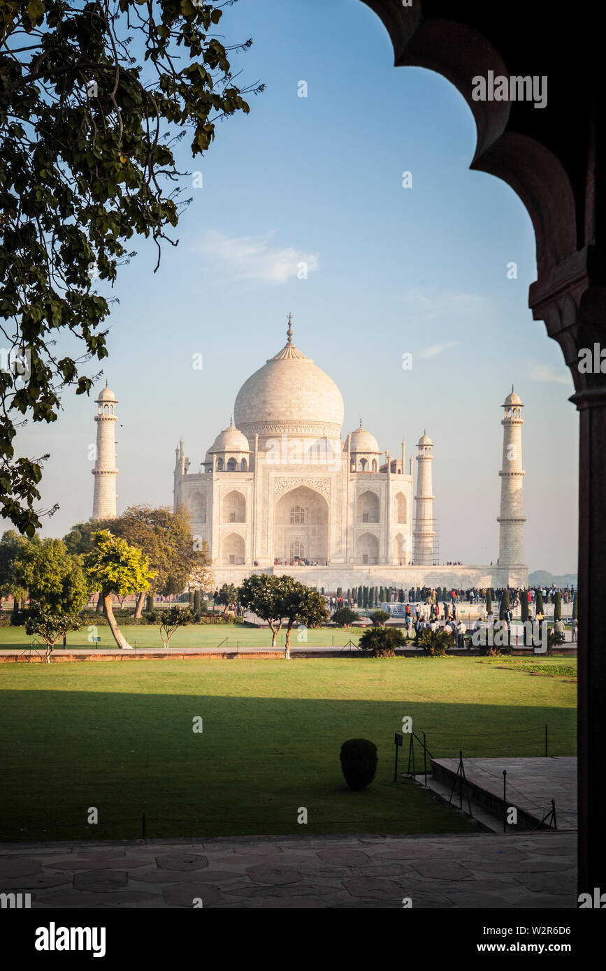Das Taj Mahal Ab einem Winkel von der Seite durch cusped Torbogen, Agra, Uttar Pradesh, Indien. Stockfoto