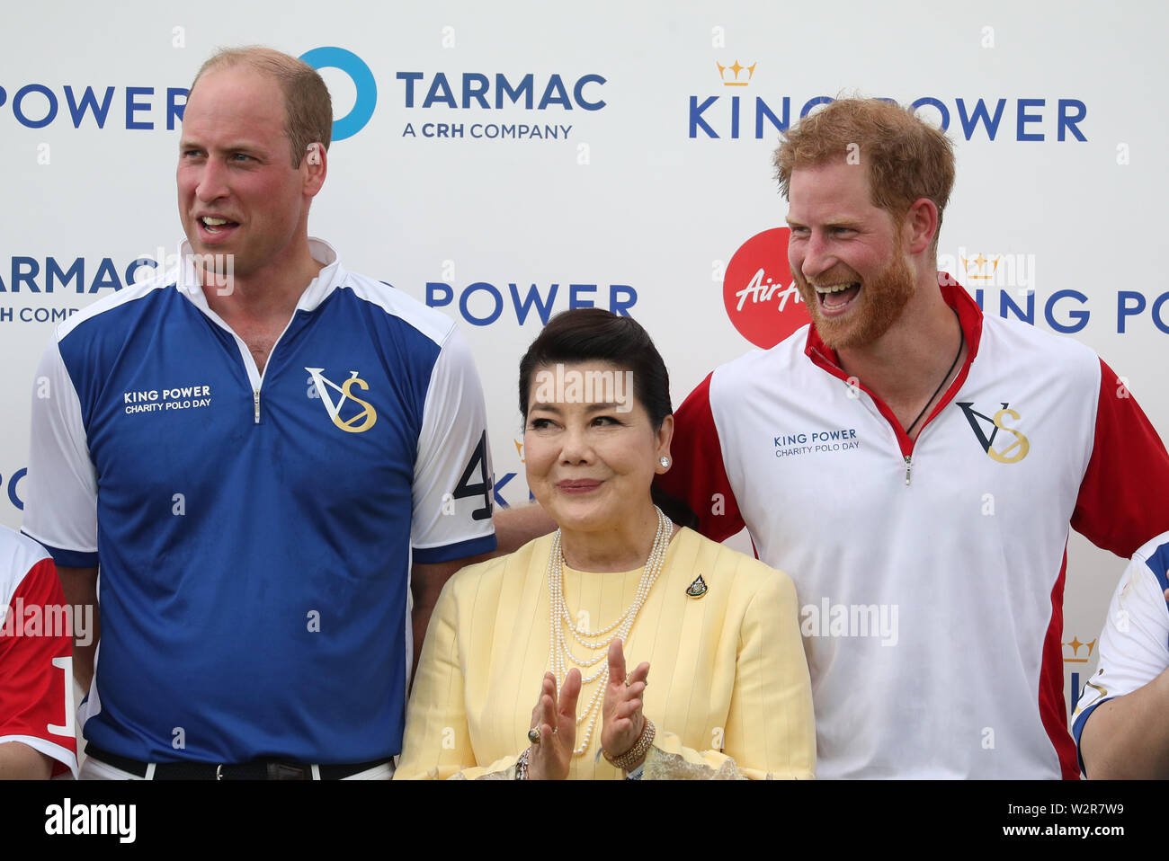 Der Herzog von Cambridge und Herzog von Sussex, mit Aimon Srivaddhanaprabha, nachdem sie spielte in der Khun Vichai Srivaddhanaprabha Memorial Polo Trophy während der King Power Royal Charity Polo Tag an billingbear Polo Club, Wokingham, Berkshire. Stockfoto