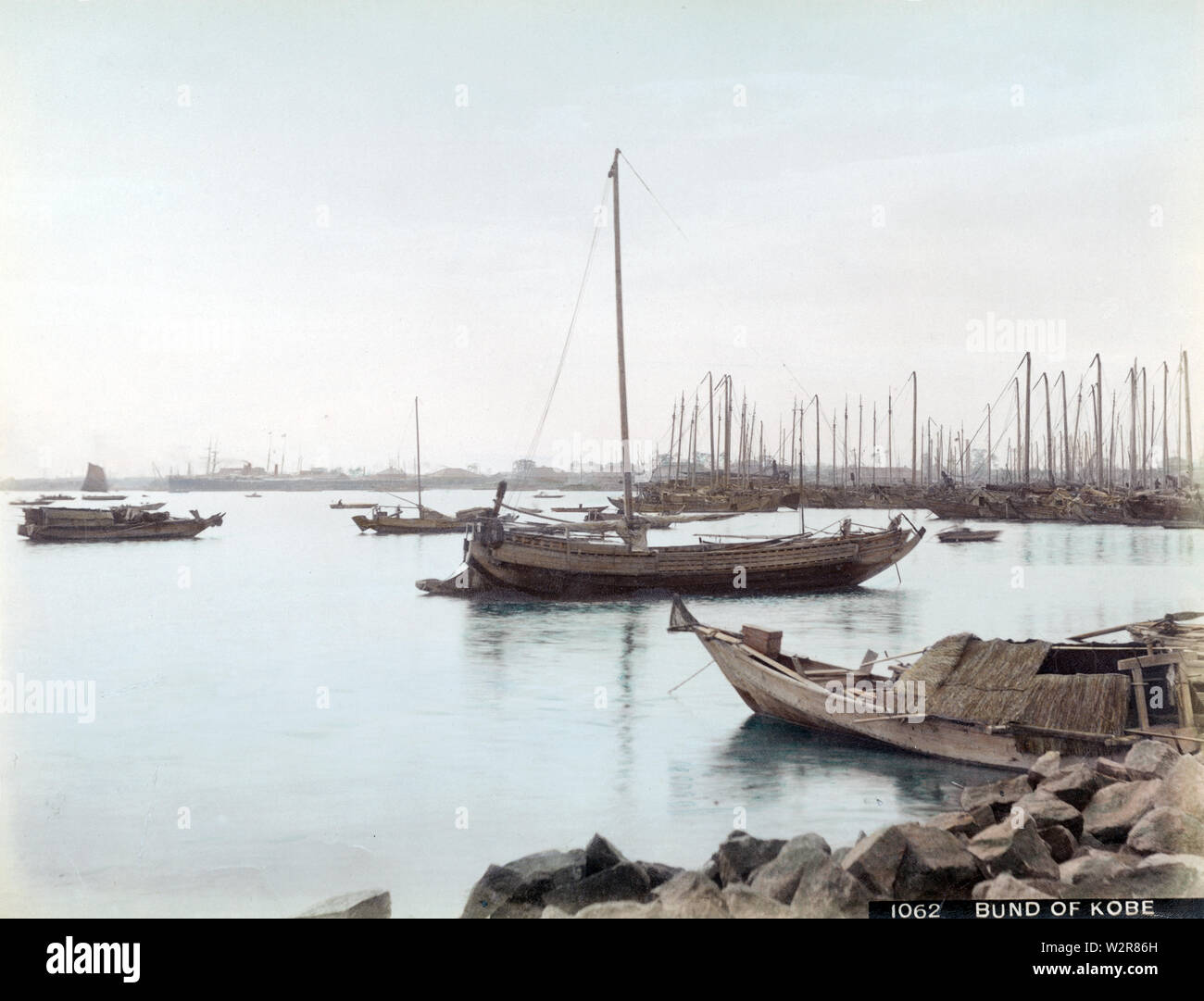 [1870s Japan - Kobe Port] - Boote in Kobe Port. 19 Vintage albumen Foto. Stockfoto