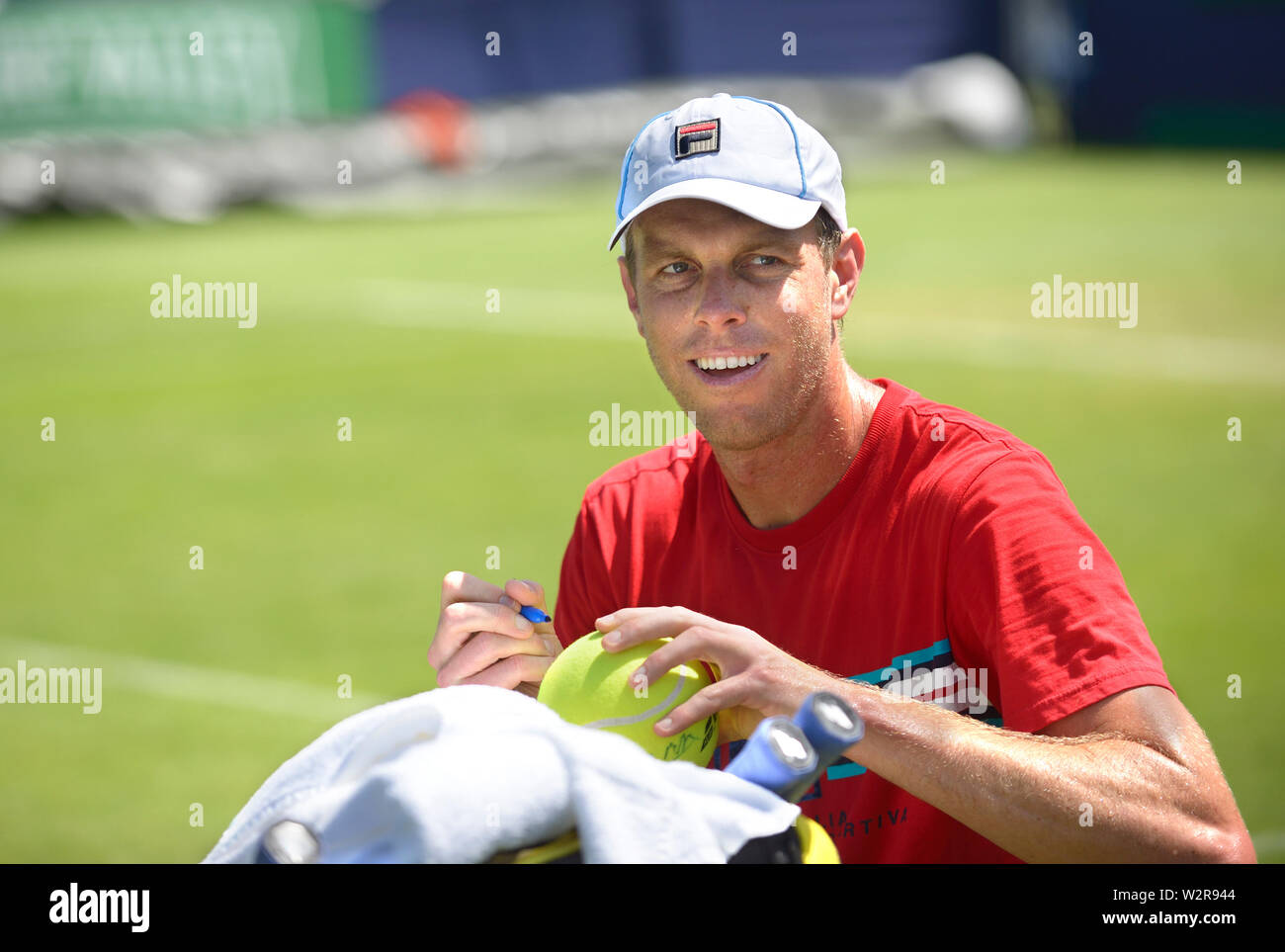 Sam Querrey (USA) Zeichen tennis Bälle für junge Fans auf der Praxis Gericht vor seinem Halbfinale, Natur Tal International Tennis an Devonshir Stockfoto