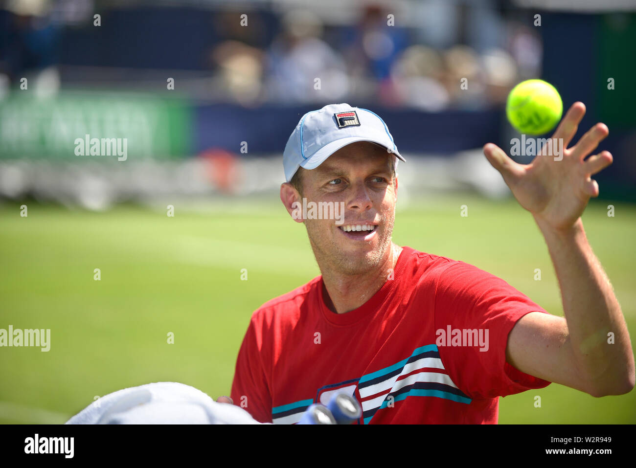 Sam Querrey (USA) Zeichen tennis Bälle für junge Fans auf der Praxis Gericht vor seinem Halbfinale, Natur Tal International Tennis an Devonshir Stockfoto