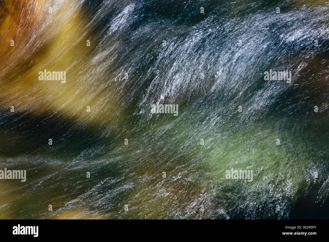 Lange Exposition Zusammenfassung von fließenden Fluss Wasser Stockfoto