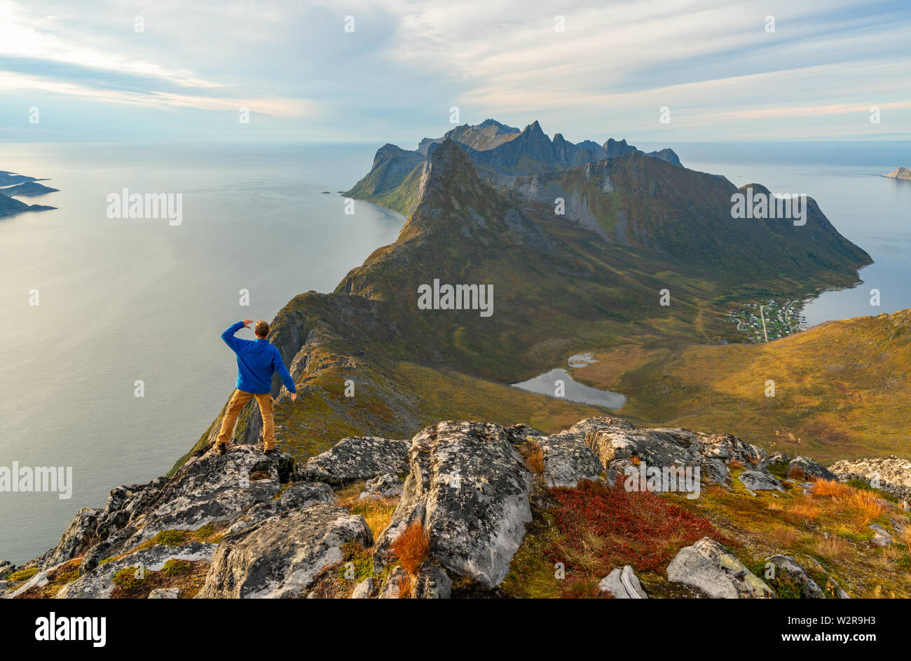 Atemberaubende Aussicht von den Bergen auf den Lofoten Inseln. Herr Stockfoto