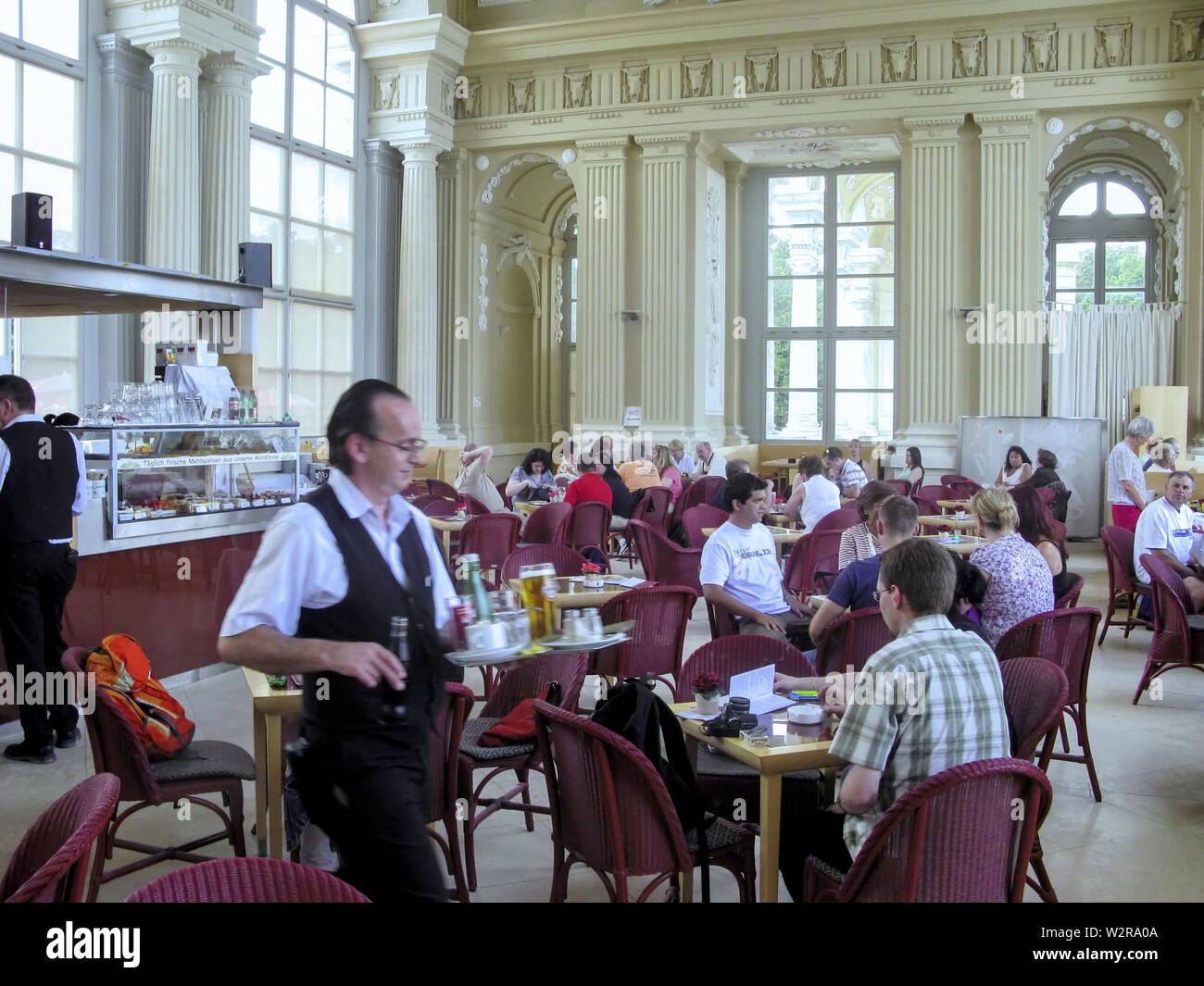 Besetzt Innenraum der Gloriette Cafe, das Schloss Schönbrunn, in der Nähe von Wien, Österreich Stockfoto