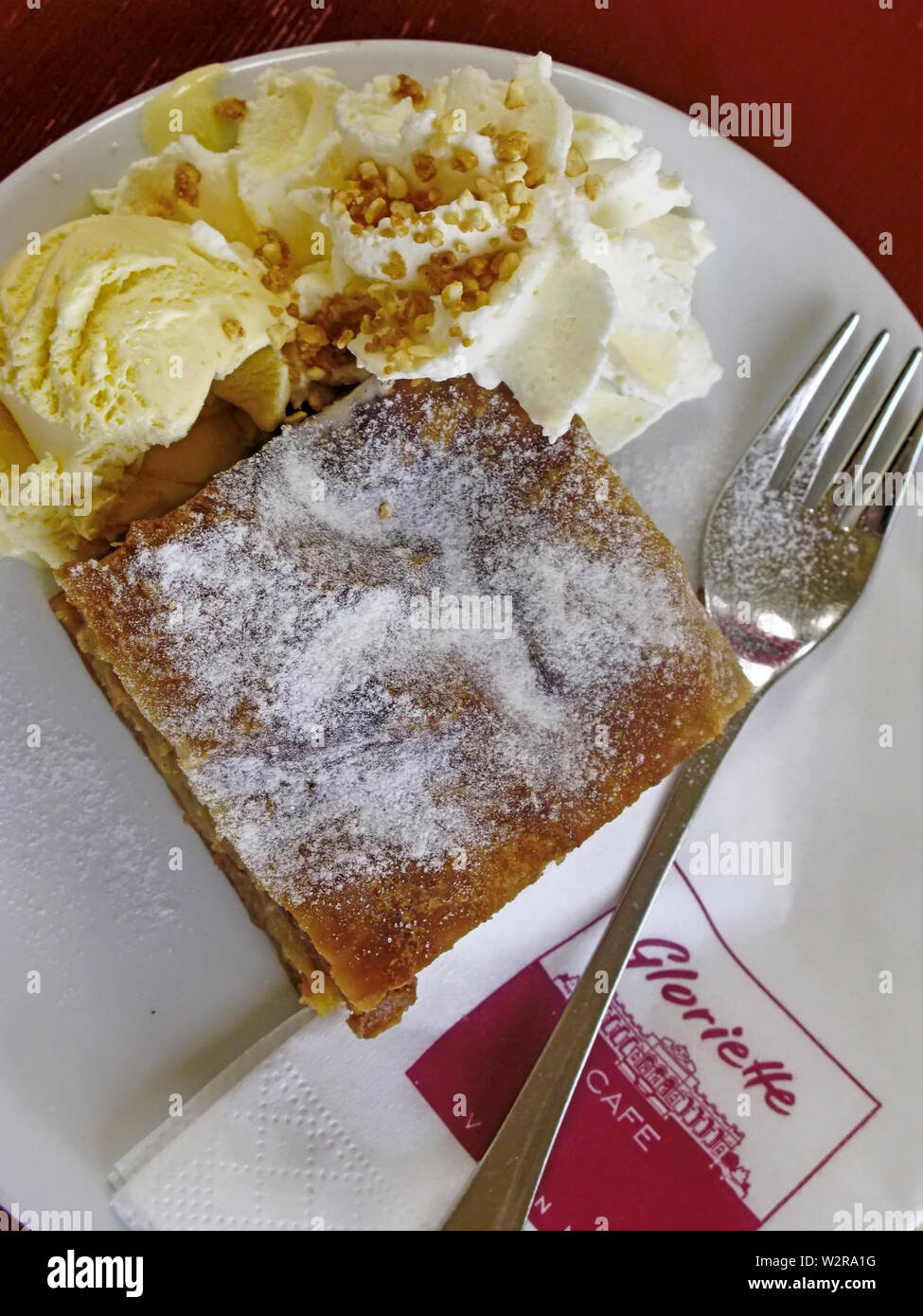Lecker Apfelstrudel mit Sahne. Gloriette Cafe, das Schloss Schönbrunn, in der Nähe von Wien, Österreich Stockfoto