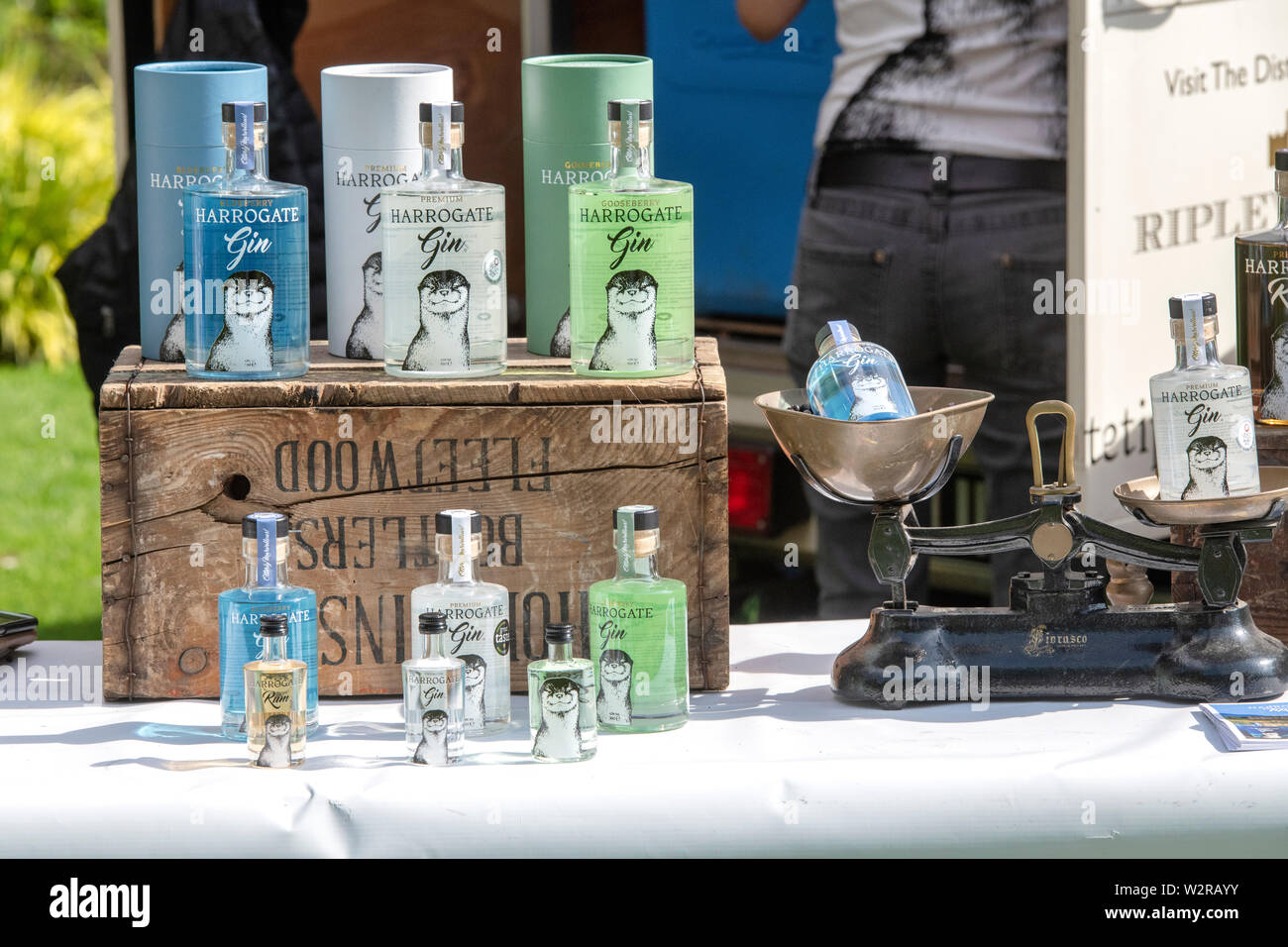 Flaschen von Harrogate Gin auf Abschaltdruck am RHS Harlow Carr Flower Show 2019. RHS Harlow Carr, Harrogate, England Stockfoto