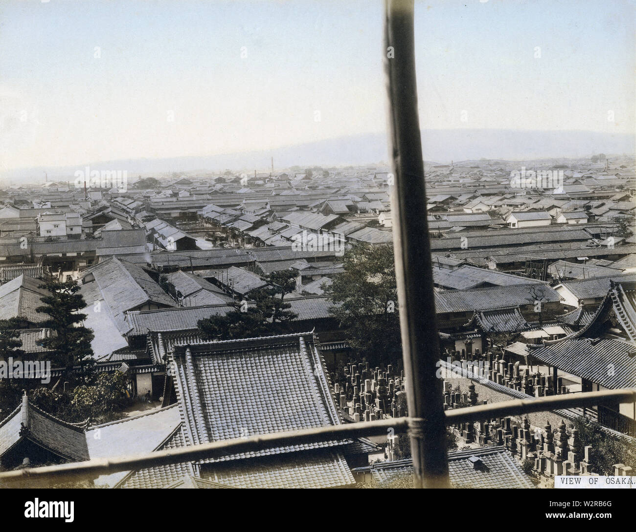 [1930er Jahre Japan - Osaka] - Blick auf Osaka von der Pagode des Shitennoji Tempel in Tennoji. Shitennoji Tempel wurde von Prinz Shotoku (shotoku Taishi, 574-622) in 593 während Japans erste Welle der Tempel Bau gegründet. 19 Vintage albumen Foto. Stockfoto