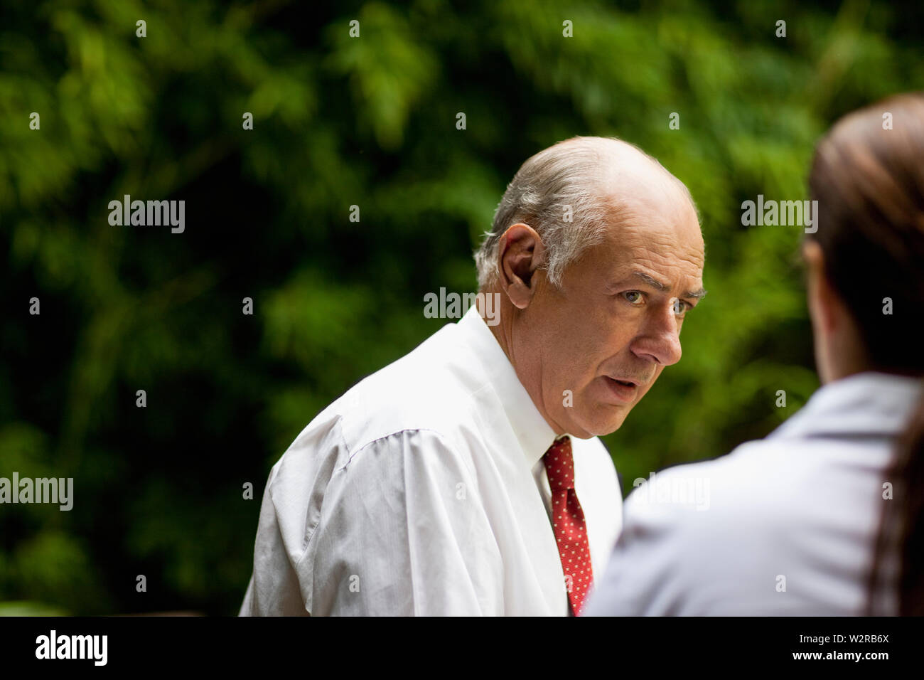 Ernsthafte suche Geschäftsmann mit einer Frau. Stockfoto
