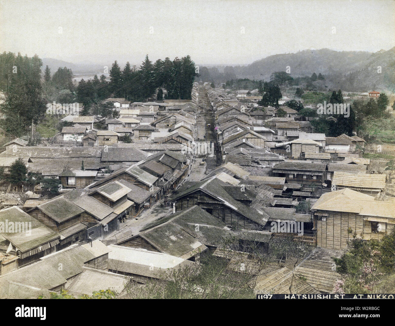 [1890s Japan - Hatsuishi Stadt, Nikko] - Panoramablick auf Hatsuishi (鉢石) in Nikko, Präfektur Tochigi. Die Stadt wurde zum 21. und letzten shukueki (Bahnhof) der Nikko Kaido (日光街道), die die Verbindung herstellen mit der Tokyo Nikko Tosho-gu Schrein Komplex zu Tokugawa Ieyasu, der Gründer des Tokugawa Shogunats. 19 Vintage albumen Foto. Stockfoto