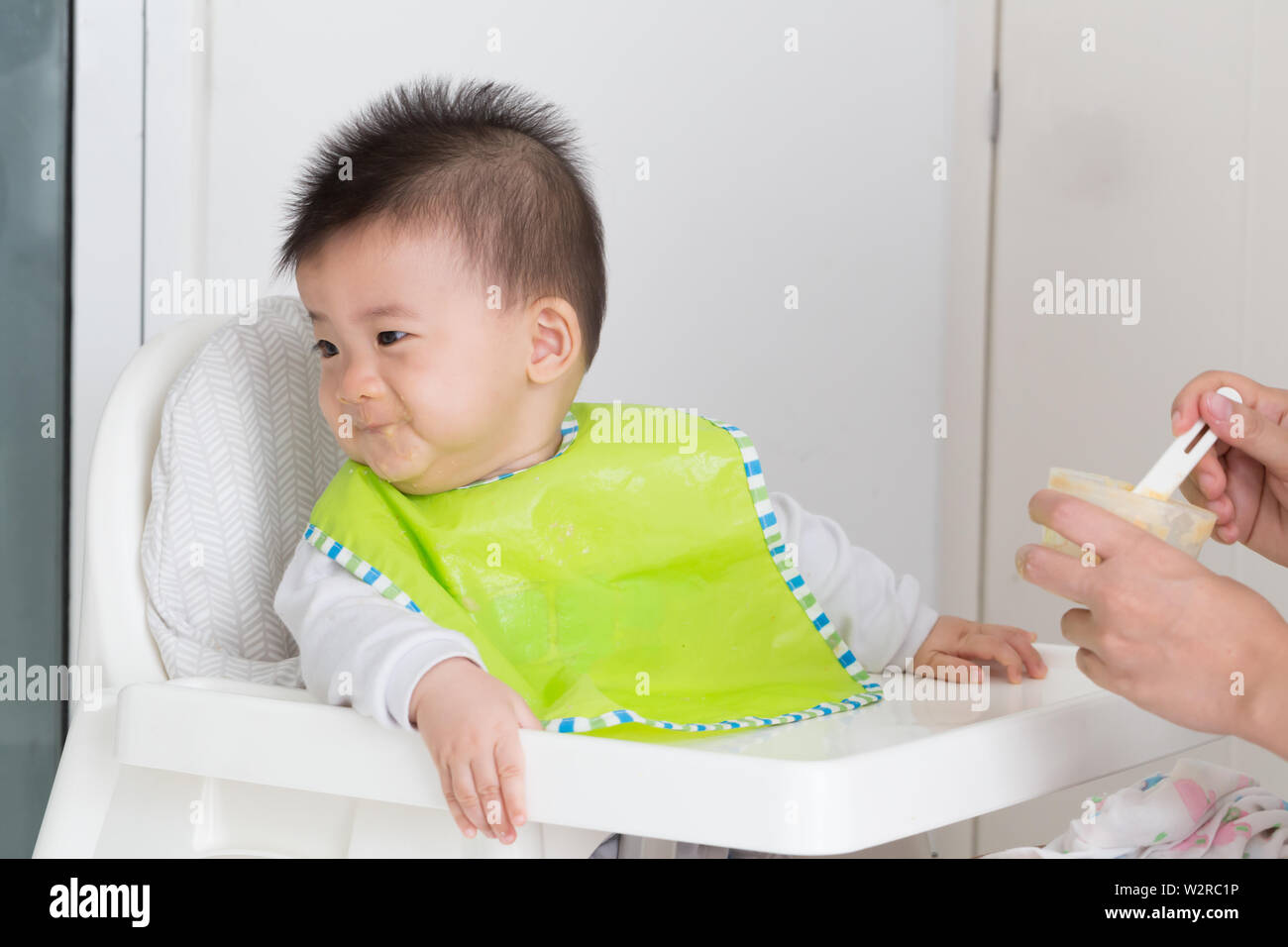 Little Baby Boy sich weigert zu essen, weil das essen oder nicht essen. Baby füttern Probleme Konzept Stockfoto