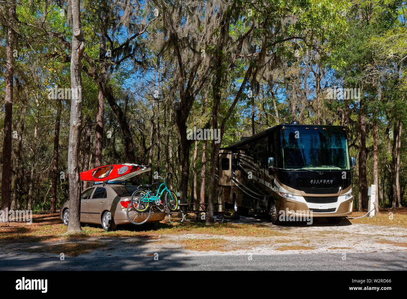 Campingplatz, bewaldet, Klasse A Wohnmobil, Tiffin Allegro Open Road, Abschleppwagen, Kajaks, Fahrräder, Erholung, Urlaub, Spirit of the Suwannee Music Park, Liv Stockfoto