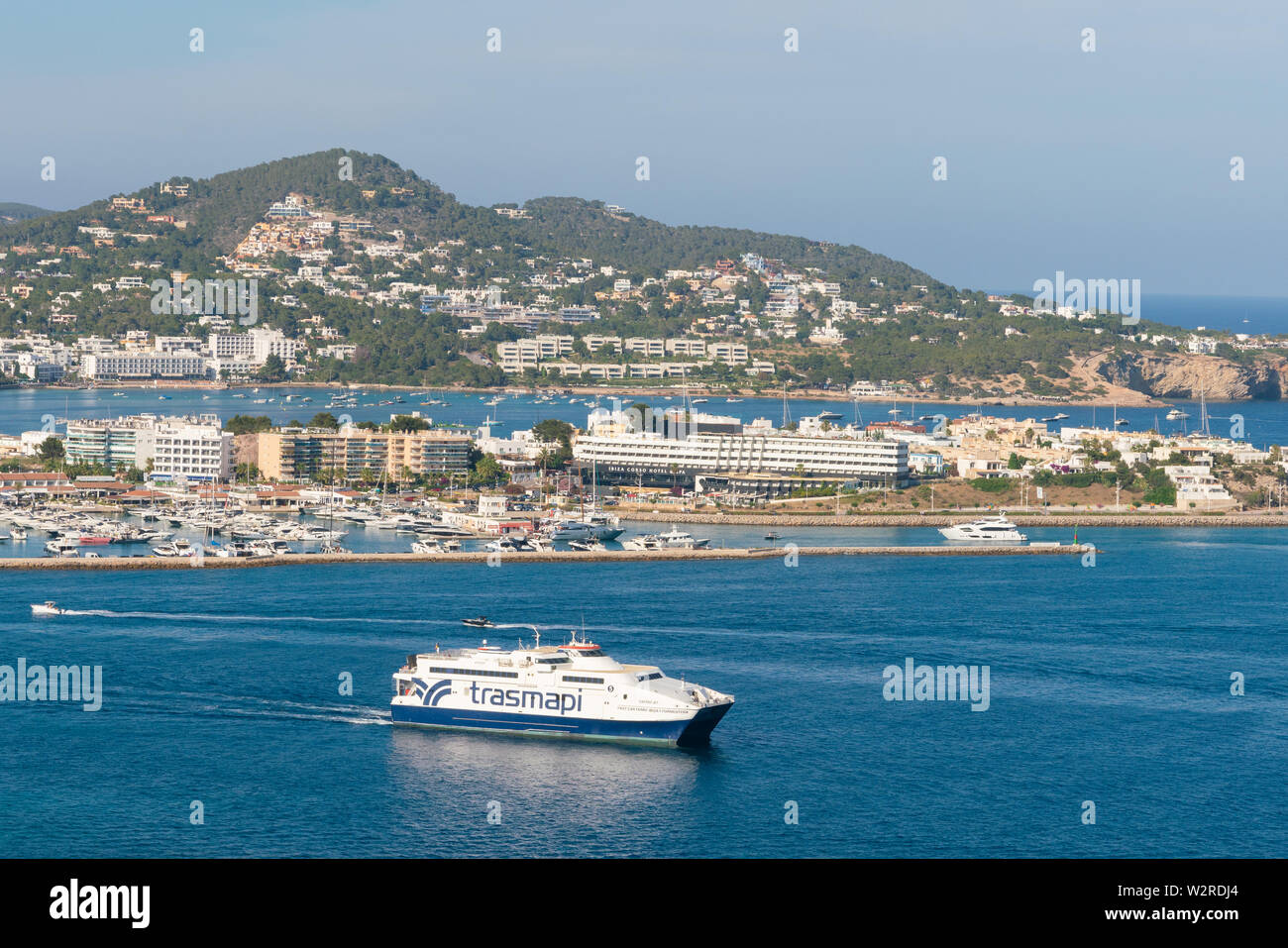 22.Juni 2019 - Ibiza, Spanien. Schnelles Auto Fähre Trasmapi Ausfahrt aus dem Hafen von Eivissa für Insel Formentera. Stockfoto