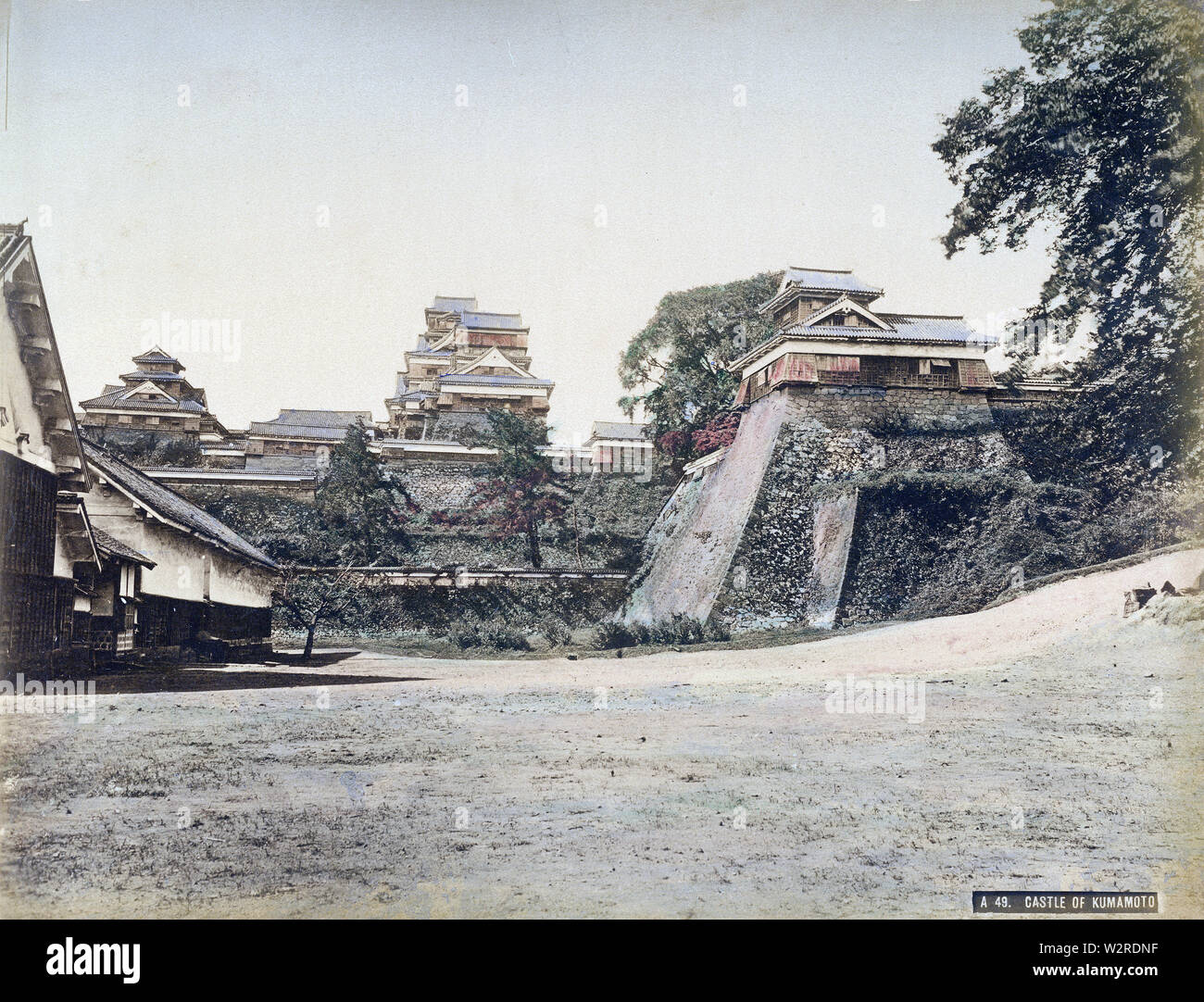 [1870s Japan - Kumamoto Castle] - Schloss Kumamoto in Kumamoto, früher als Higo Province, ca 1872 (Meiji 5). Die Ursprünge der Burg datieren zurück bis 1467. Die aktuelle tenshukaku (Bergfried) ist eine konkrete replica Baujahr 1960 (Showa 35). 19 Vintage albumen Foto. Stockfoto