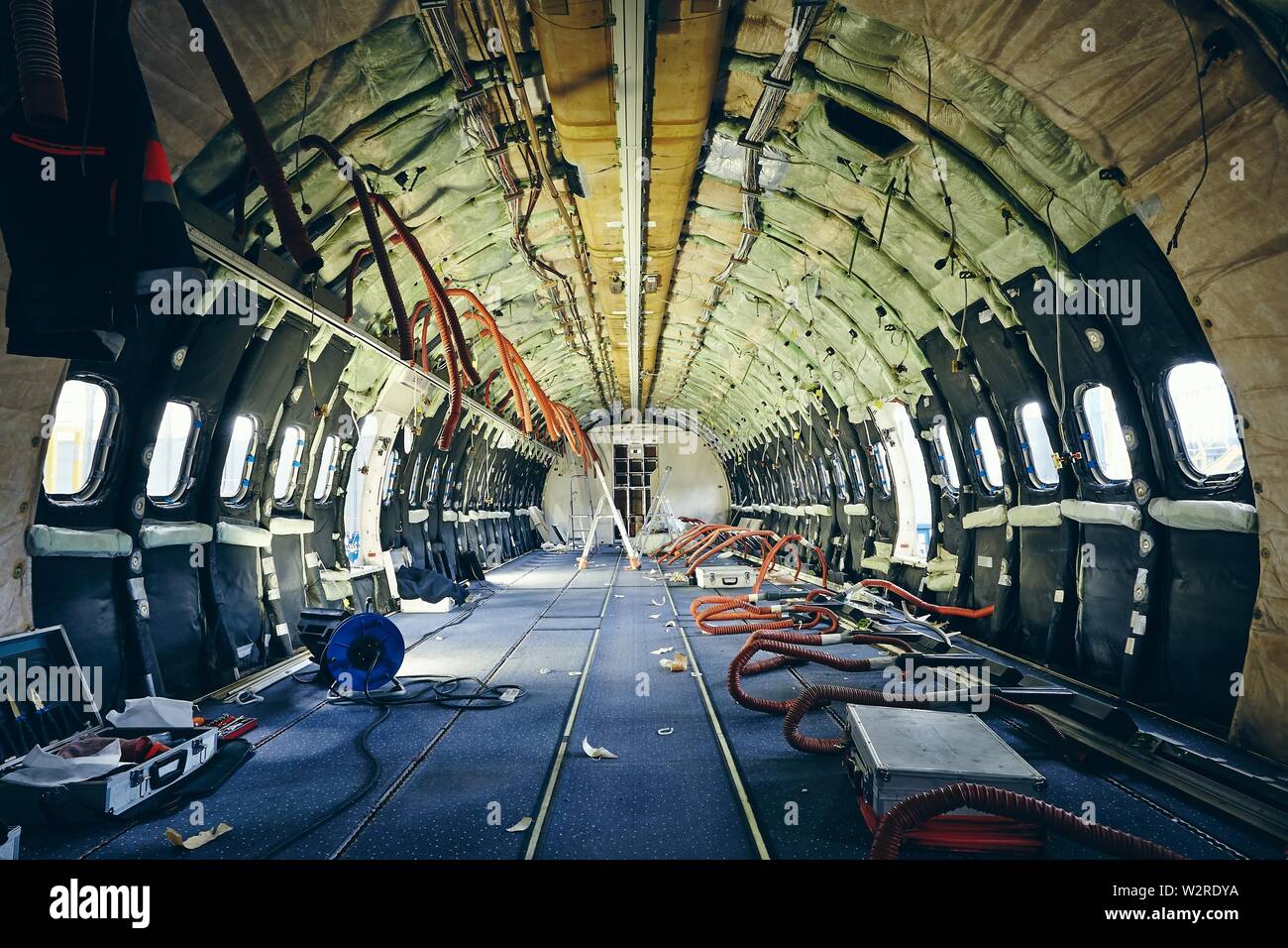 Innenraum der kommerziellen Flugzeug unter schwere Instandhaltung. Themen Sicherheit, Kontrolle und Luft- und Raumfahrtindustrie. Stockfoto