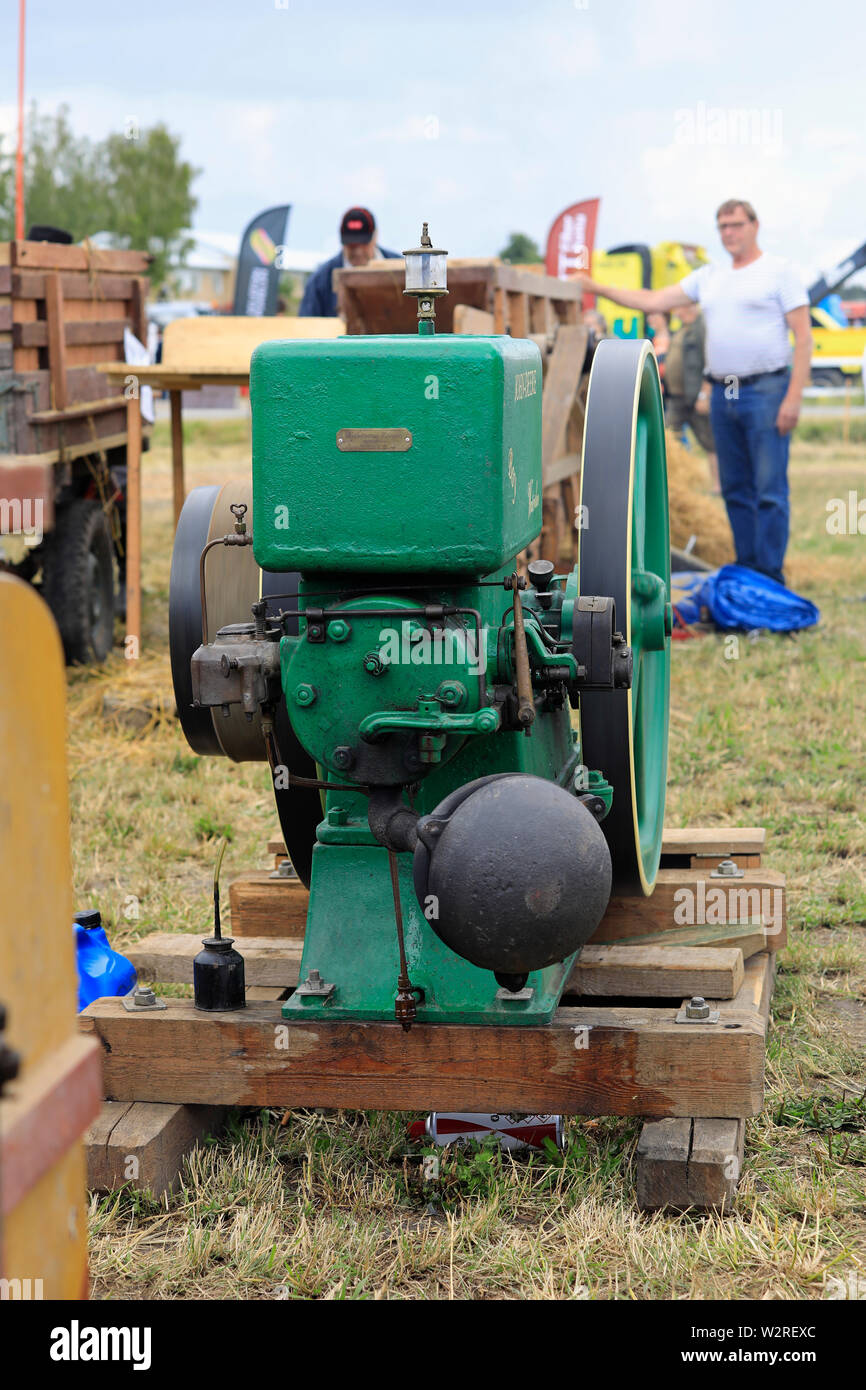 Kimito, Finnland. Juli 6, 2019. John Deere Waterloo Boy K Stationär Motor alte Dreschmaschine ein Kimito traktorkavalkad 2019. Stockfoto