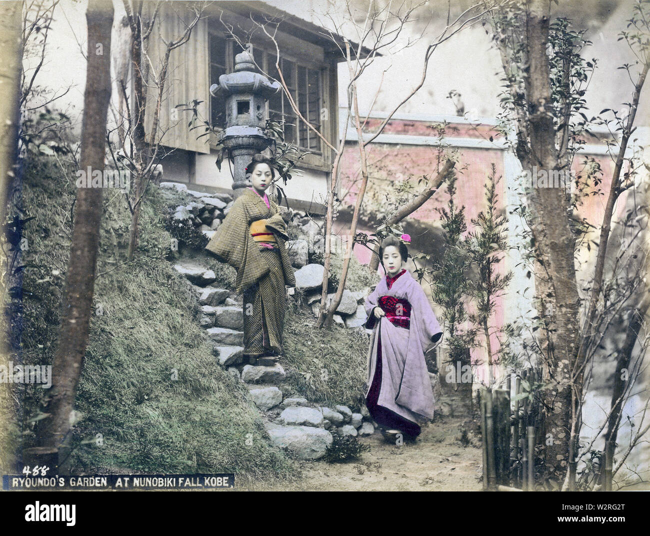 [1890s Japan - Japanische Frauen im Garten] - zwei Frauen im Garten der Fotografie studio Ryoundo in Kobe. Hinter der Frau auf der linken Seite einen großen Stein Laterne sichtbar ist. Die Ryoundo Studio und Shop in der Nähe von Nunobiki fällt gelegen und bot vor allem für ausländische Touristen. Auf der Rückseite der Bridge Nunobiki gesehen werden kann. Die Brücke besteht heute noch. 19 Vintage albumen Foto. Stockfoto