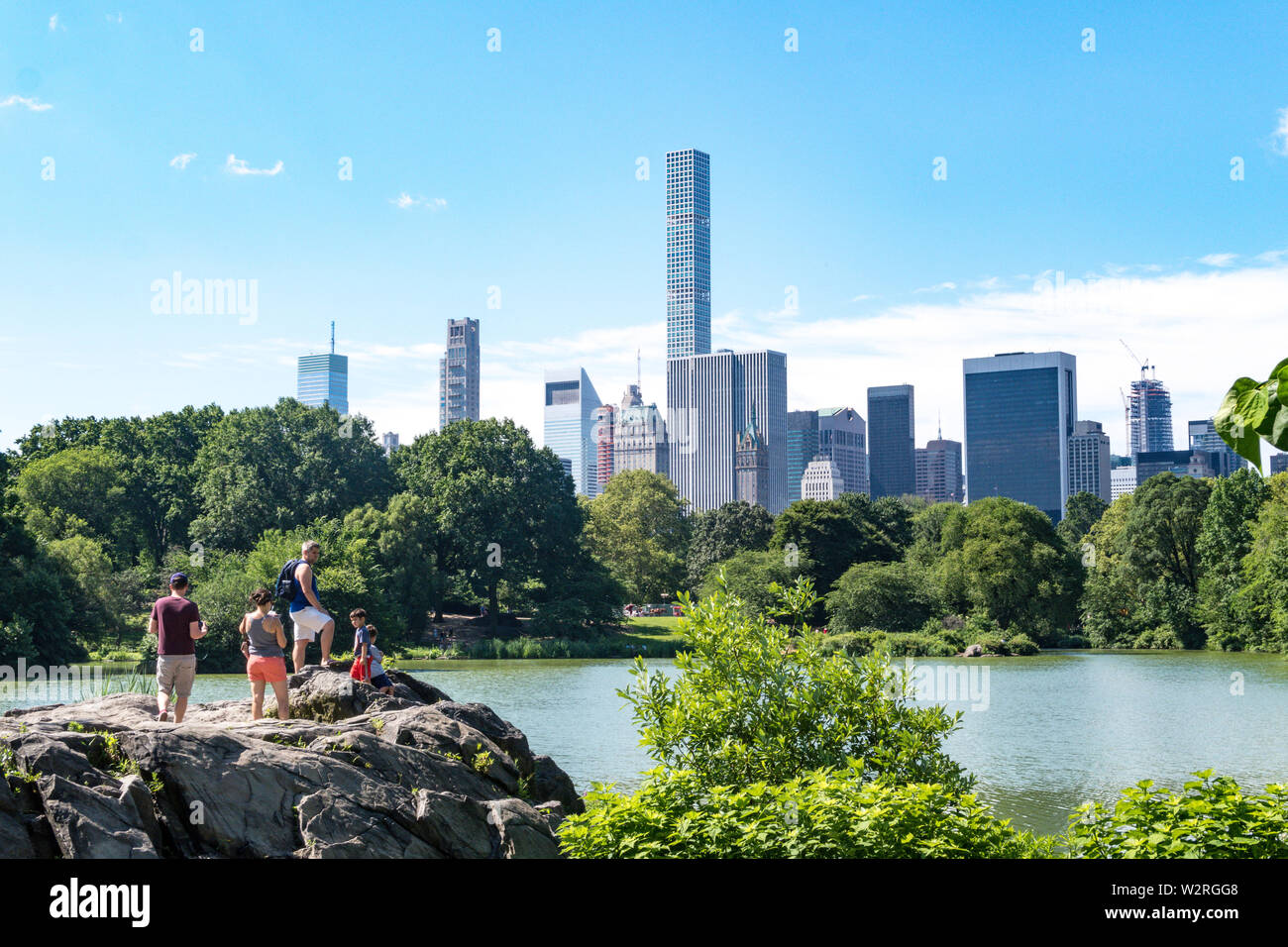 Meine Damen Pavillon mit Midtown Skyline im Hintergrund, die Hernshead, Central Park, NYC Stockfoto