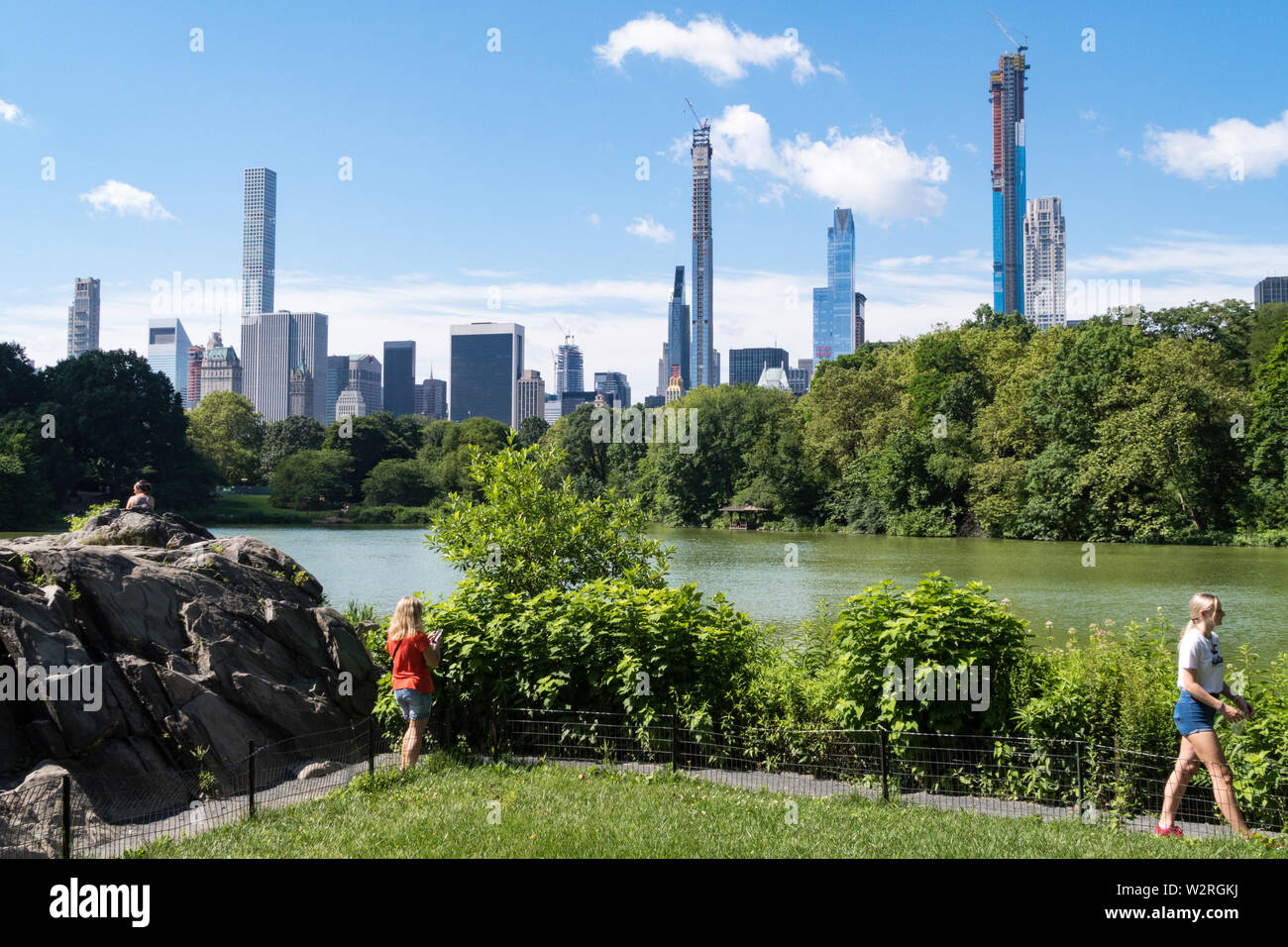 Meine Damen Pavillon mit Midtown Skyline im Hintergrund, die Hernshead, Central Park, NYC Stockfoto