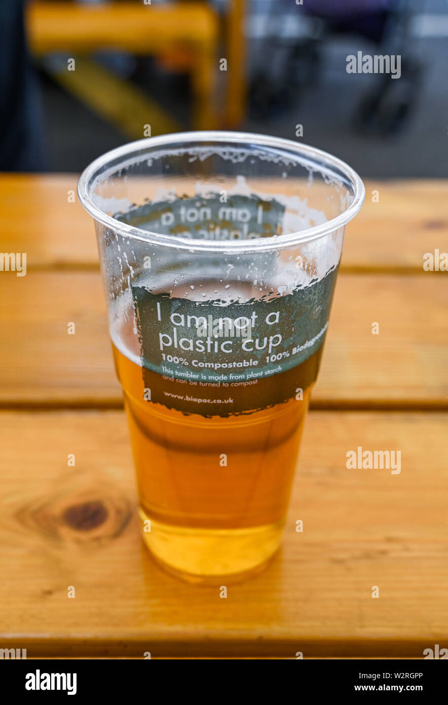 Eine wiederverwertbare kompostierbare Ich bin nicht aus Kunststoff Bier pint Glas, umweltfreundlich Stockfoto