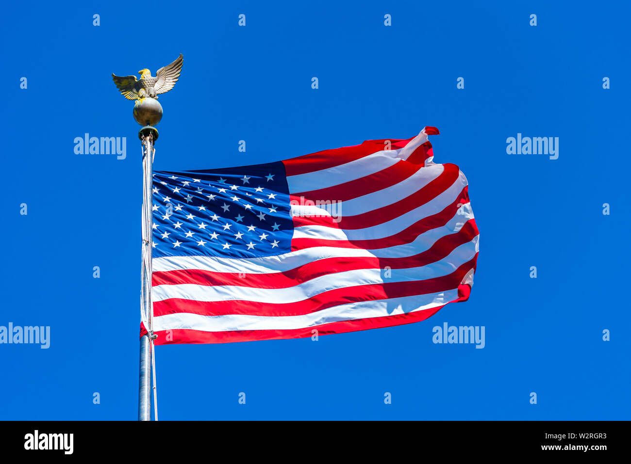 Amerikanische Flagge im Golden Gate National Cemetery, San Bruno, Kalifornien, USA. Auf blauem Hintergrund isoliert. Stockfoto