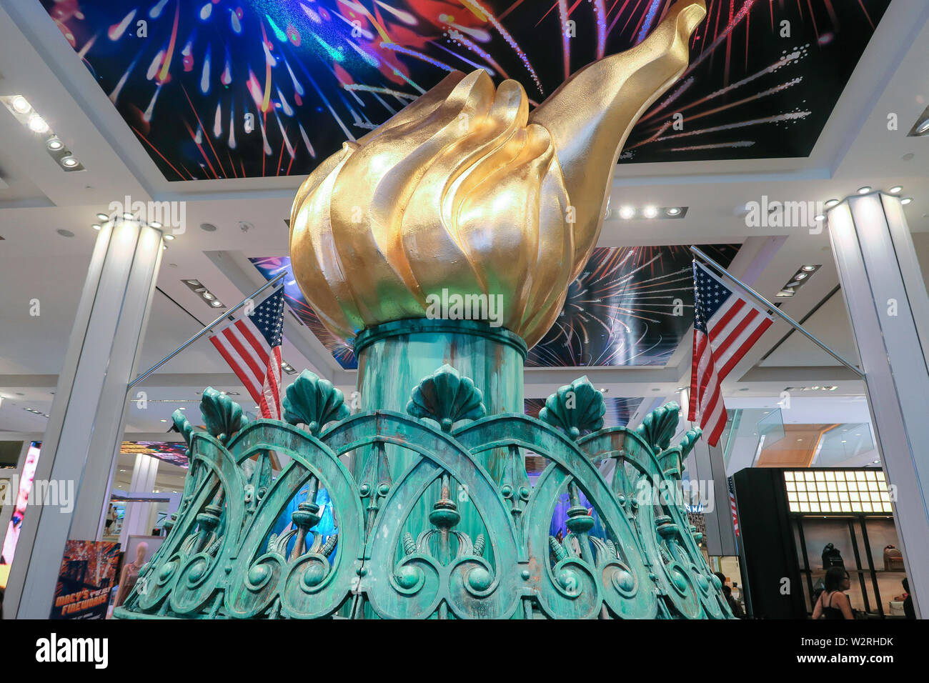 Die Freiheitsstatue Taschenlampe, 4. der Juli Feier, vorderer Eingang, von Macy's, Herald Square, New York City, USA Stockfoto