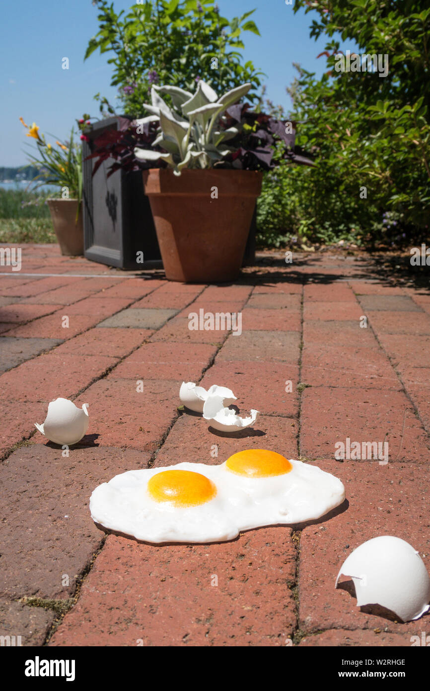 Der Ausdruck "es ist heiß genug zum Braten Eier auf einem Bürgersteig' ist während einer Hitzewelle verwendet, USA Stockfoto