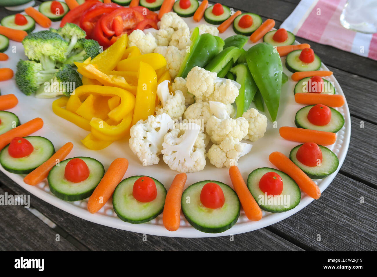 Festliches Gourmet Gemüse Platter auf einer Terrasse im Freien Partei, USA Stockfoto