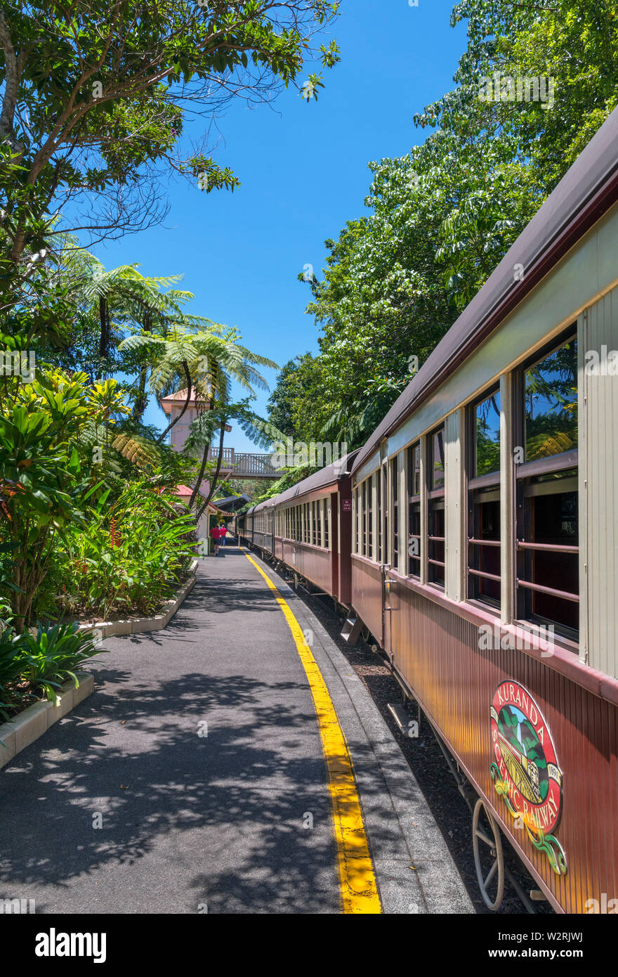 Zug an der Plattform in Kuranda Railway Station, Kuranda Scenic Railway, Kuranda, Atherton Tablelands, Far North Queensland, Australien Stockfoto