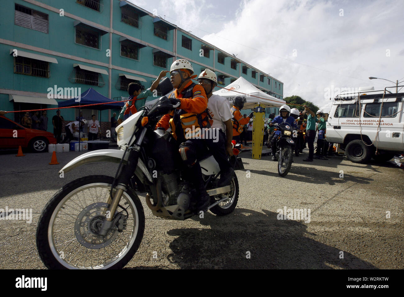 Valencia, Carabobo, Venezuela. 10. Juli 2019. Juli 10, 2019. Rescue Beamte beginnen bei einem Erdbeben Simulation im Elisabethanischen Sektor, wo Schüler und Lehrer aus den verschiedenen Schulen in der Region beteiligt waren, sowie Bewohner stattgefunden hat, an den Ort der Katastrophe zu bewegen. Die beteiligten Sicherheitskräfte gehören zu den integrierten Systems und des zivilen Protest, der Feuerwehr, des Roten Kreuzes, städtischen und staatlichen Polizei, sowie Boden transit Beamten. In Valencia, Carabobo Zustand. Foto: Juan Carlos Hernandez (Credit Bild: © Juan Carlos Hernandez/ Stockfoto