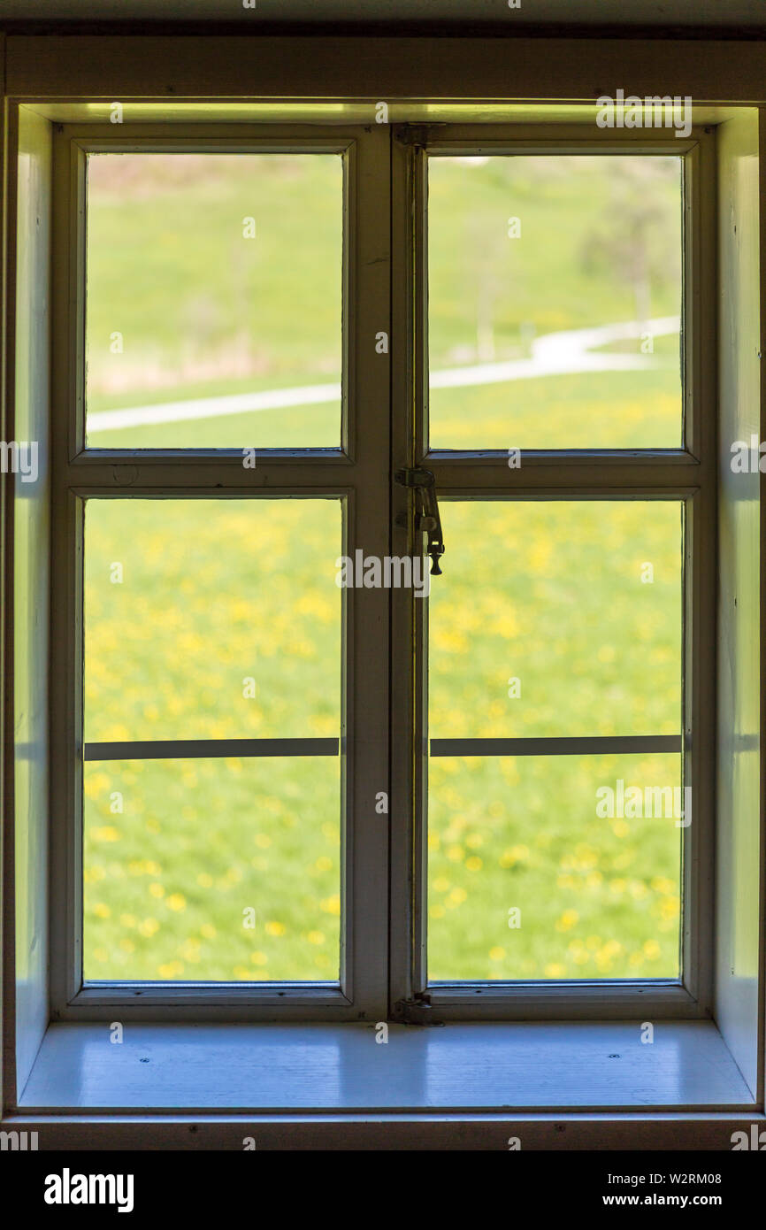 Geschlossenes Fenster mit schöner Aussicht auf die Landschaft  Stockfotografie - Alamy